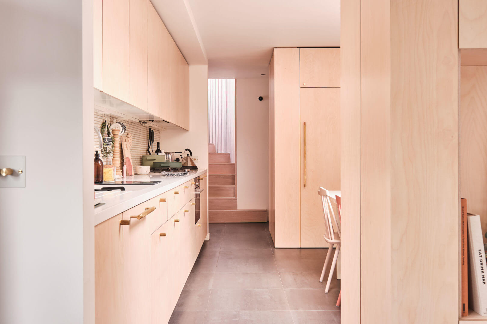 cuisine maison de ville décoration contemporaine rose et bois clair cuisine maison de ville décoration contemporaine rose et bois clair
