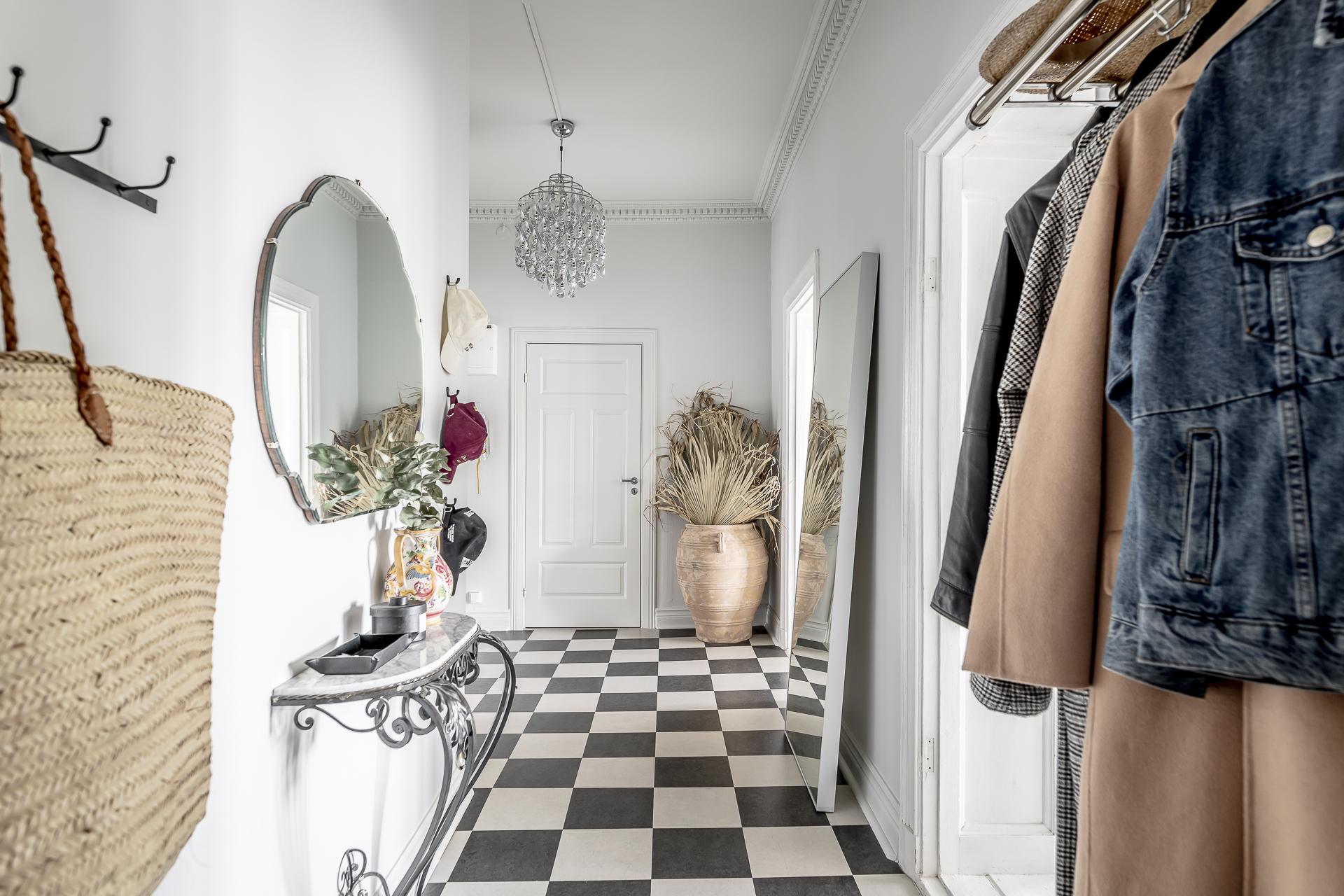 entrée avec carrelage à damier noir et blanc entrée avec carrelage à damier noir et blanc