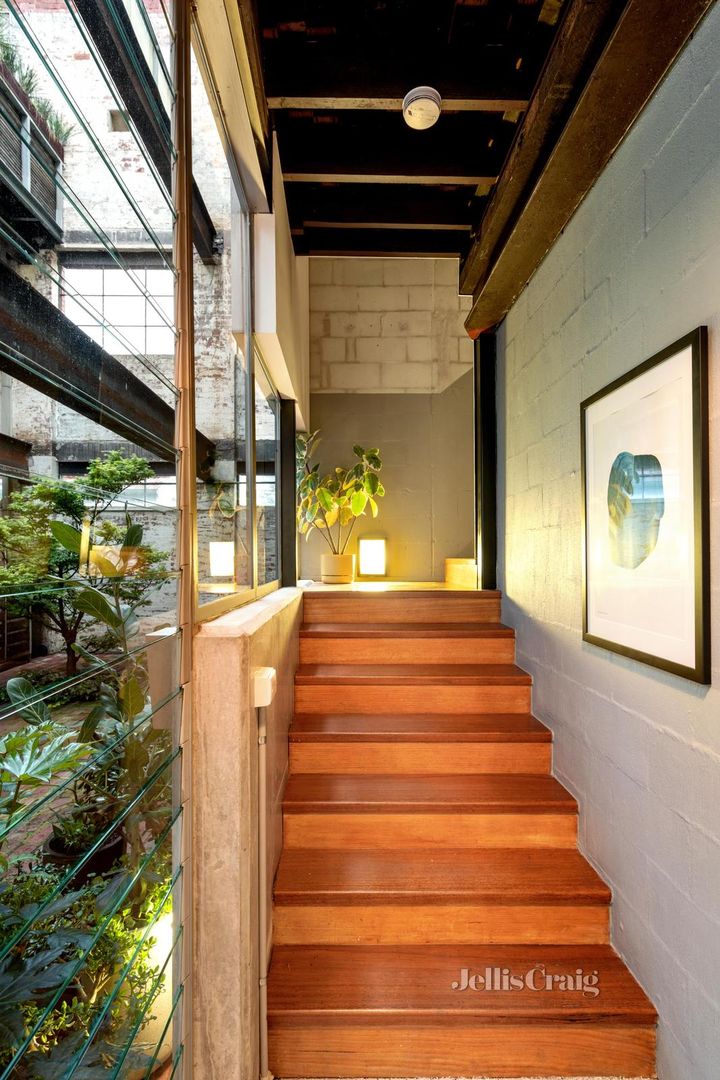 entrée avec escalier en bois entrée avec escalier en bois