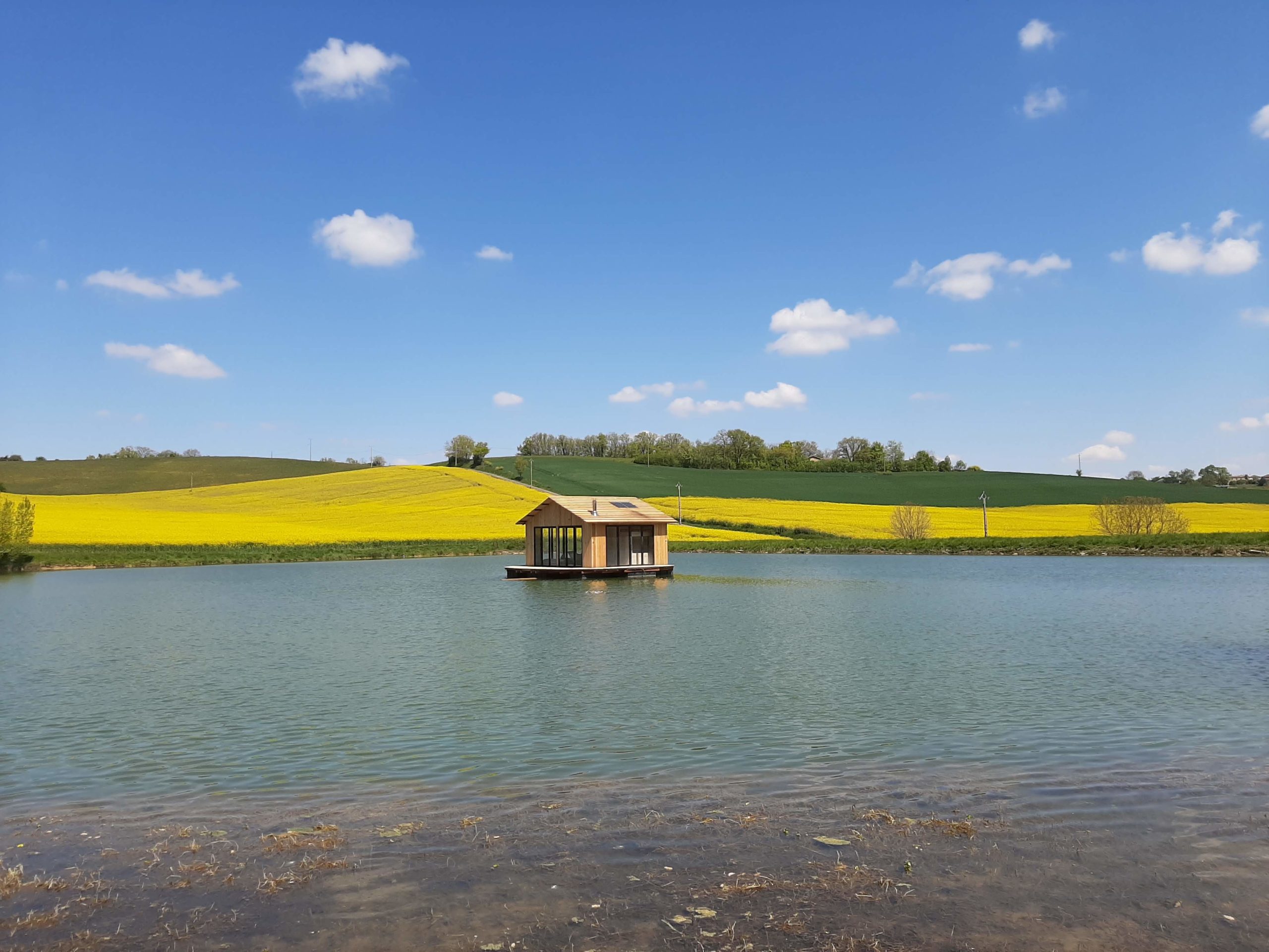 mini maison bois sur l'eau Cabane de Pamme
