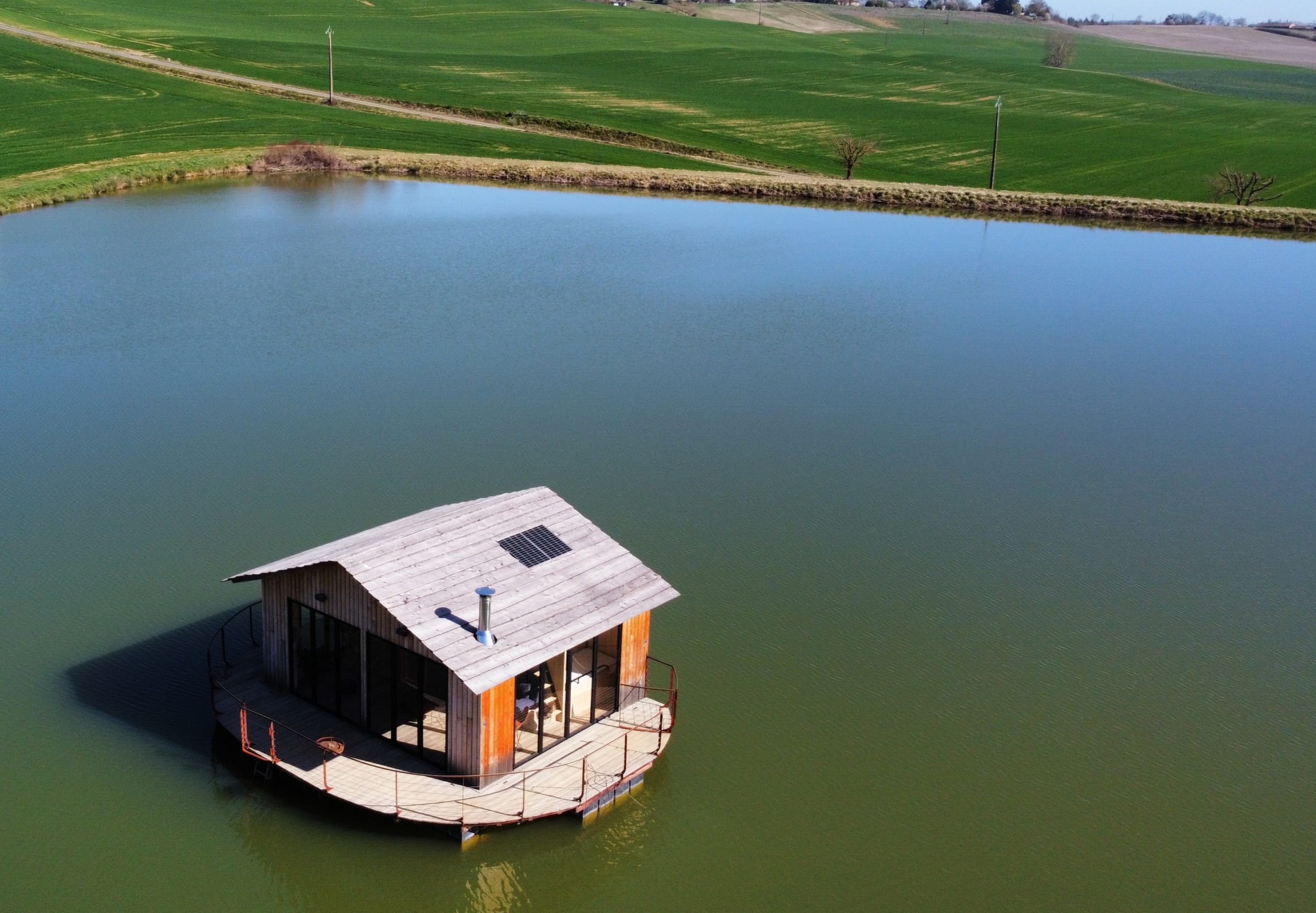 mini maison bois sur l'eau Cabane de Pamme