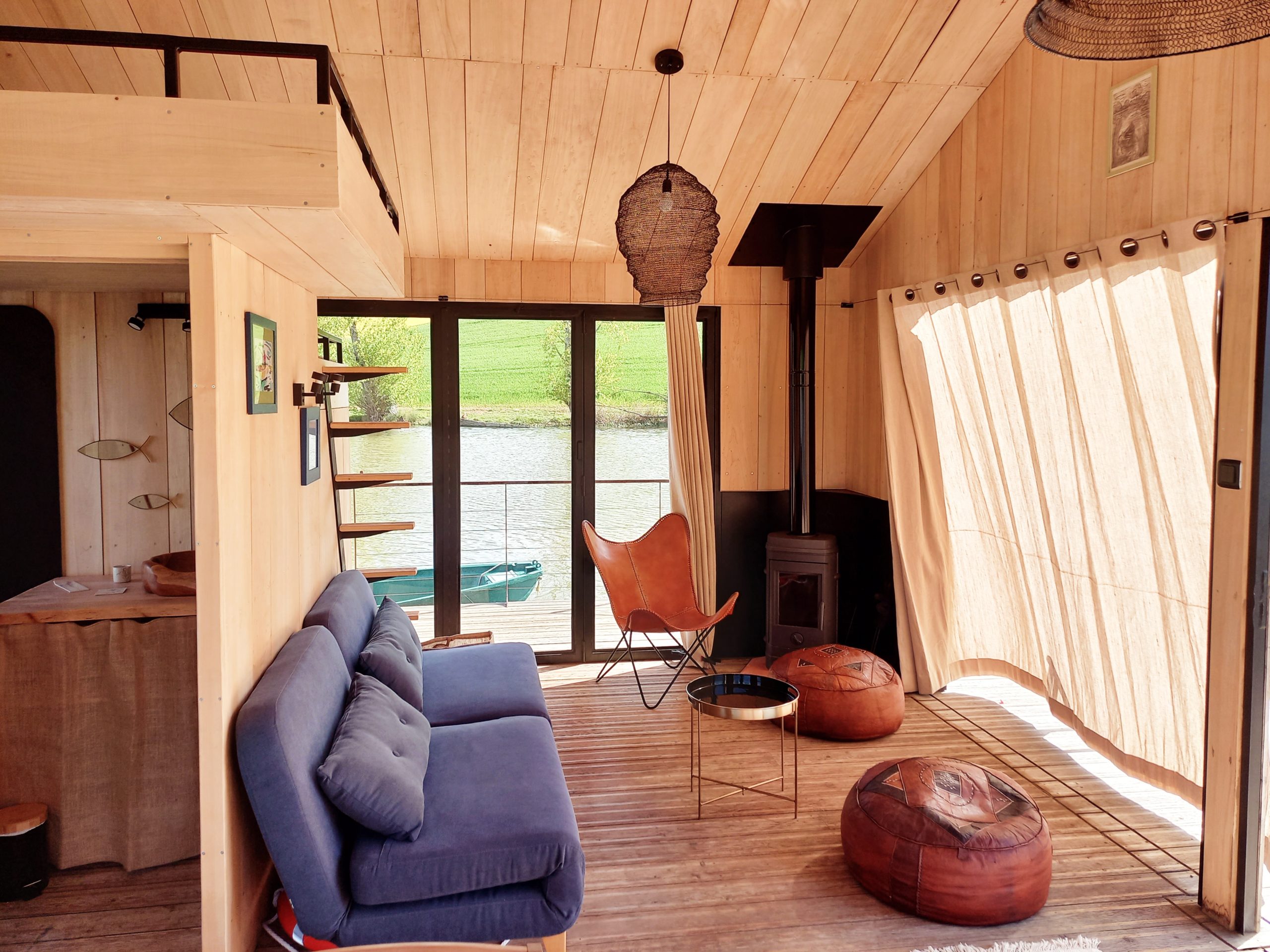 salon maison en bois avec pôele