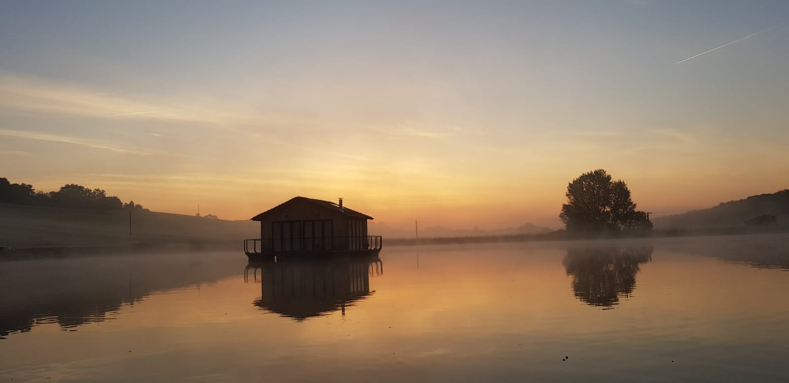 mini maison bois sur l'eau Cabane de Pamme