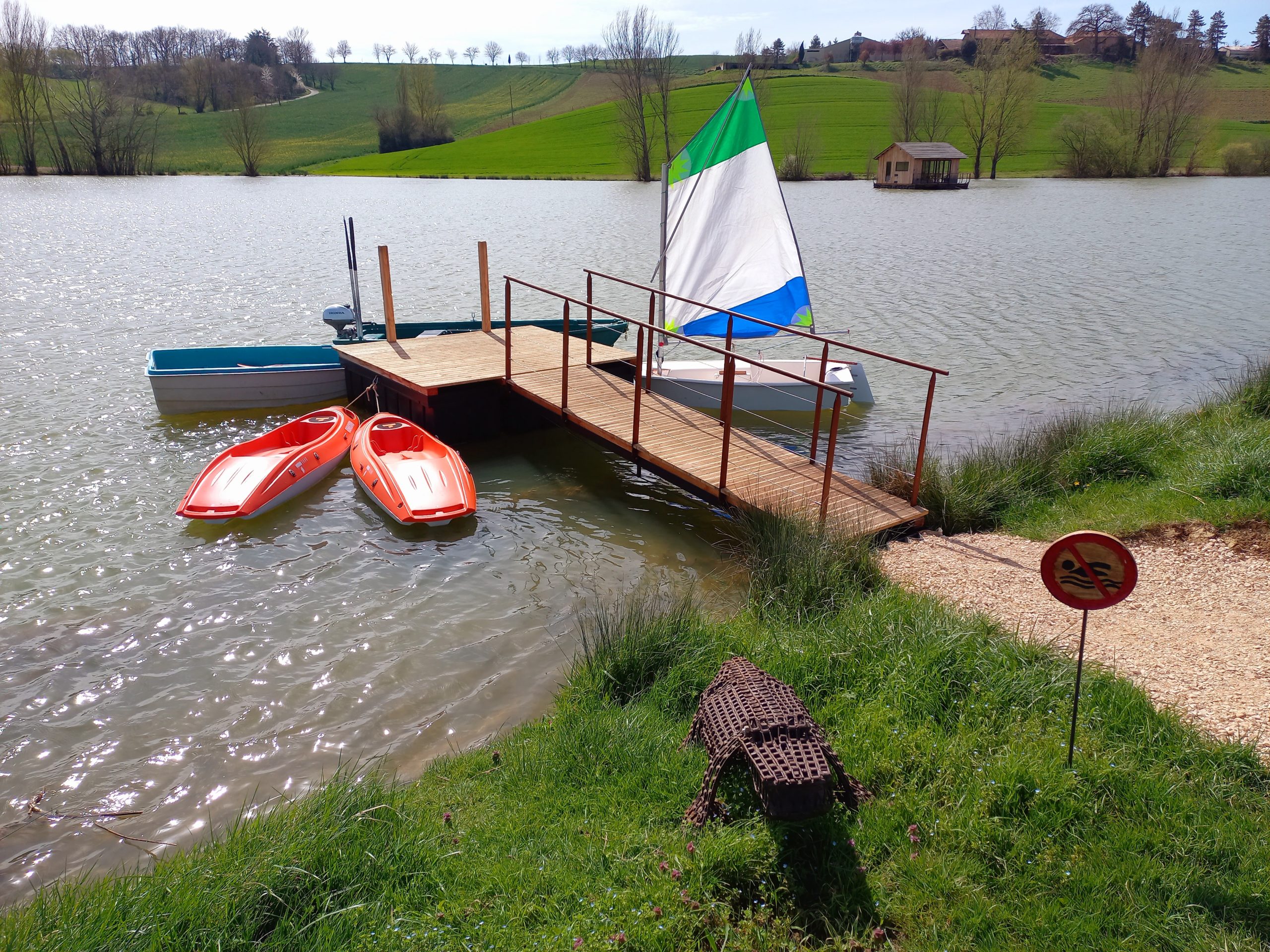 mini maison bois sur l'eau Cabane de Pamme