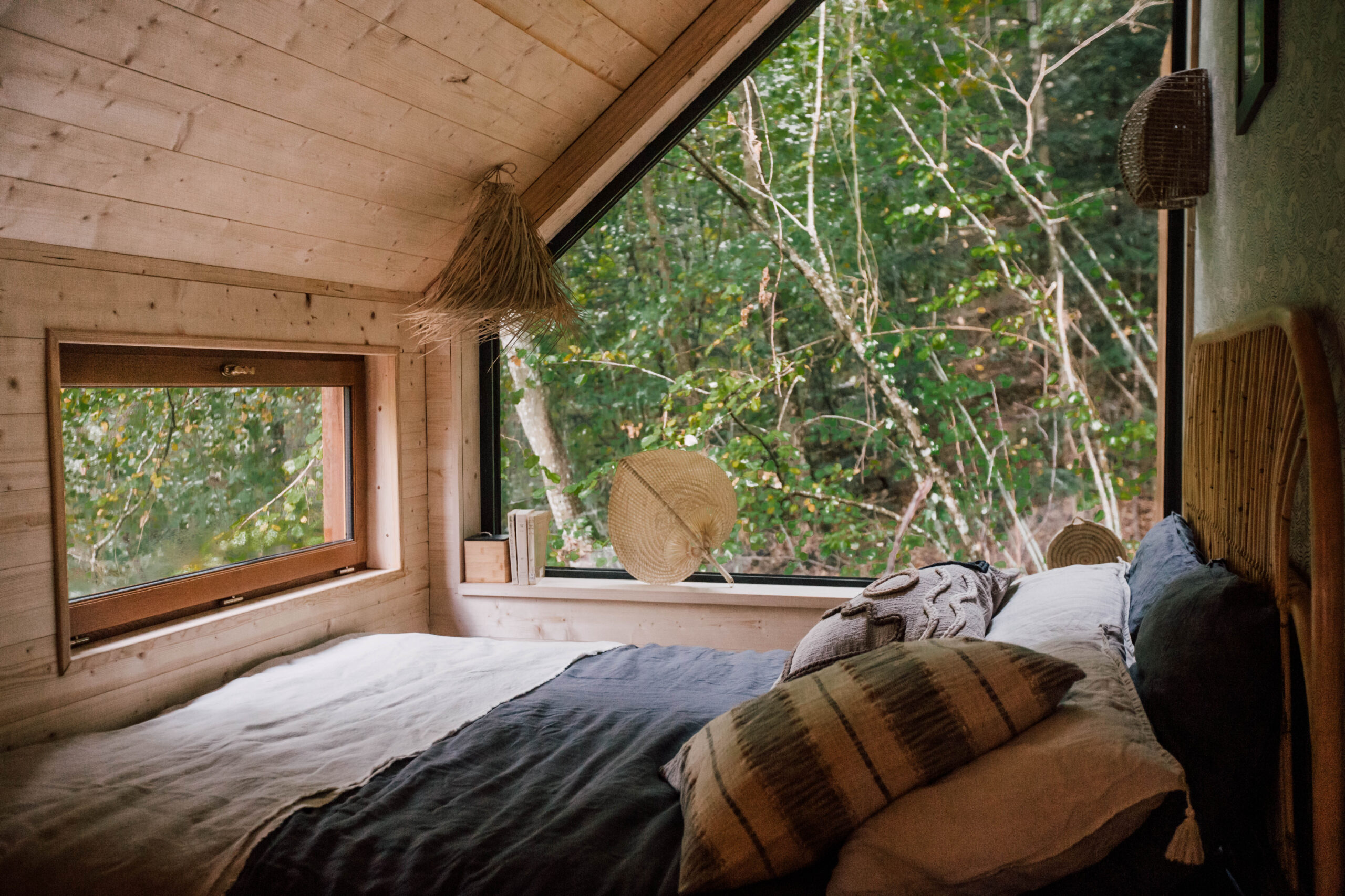 chambre avec picture window maison en bois Casa Rosalie Normandie chambre avec picture window maison en bois Casa Rosalie Normandie