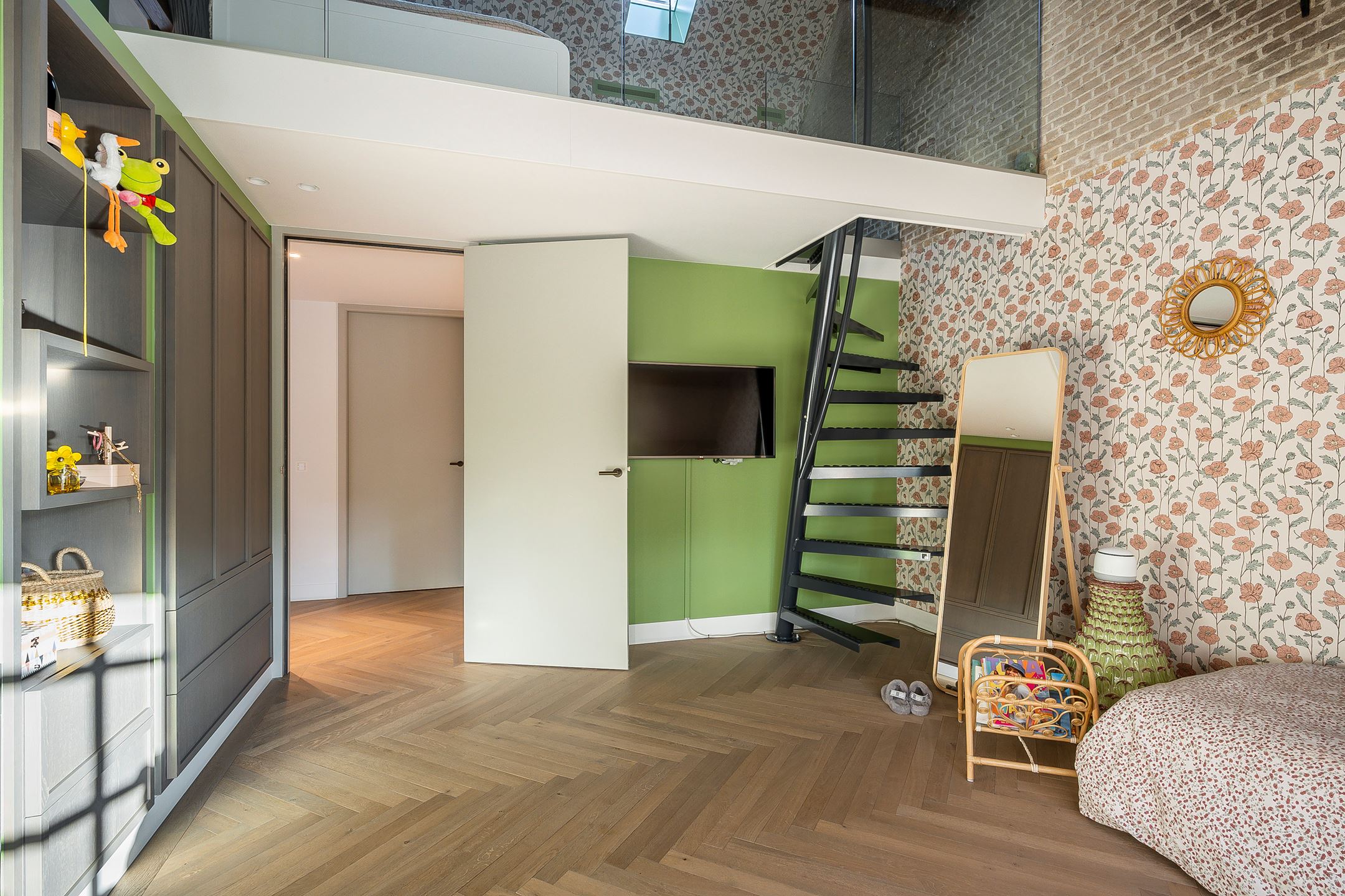 chambre enfant avec papier-peint et mezzanine chambre enfant avec papier-peint et mezzanine