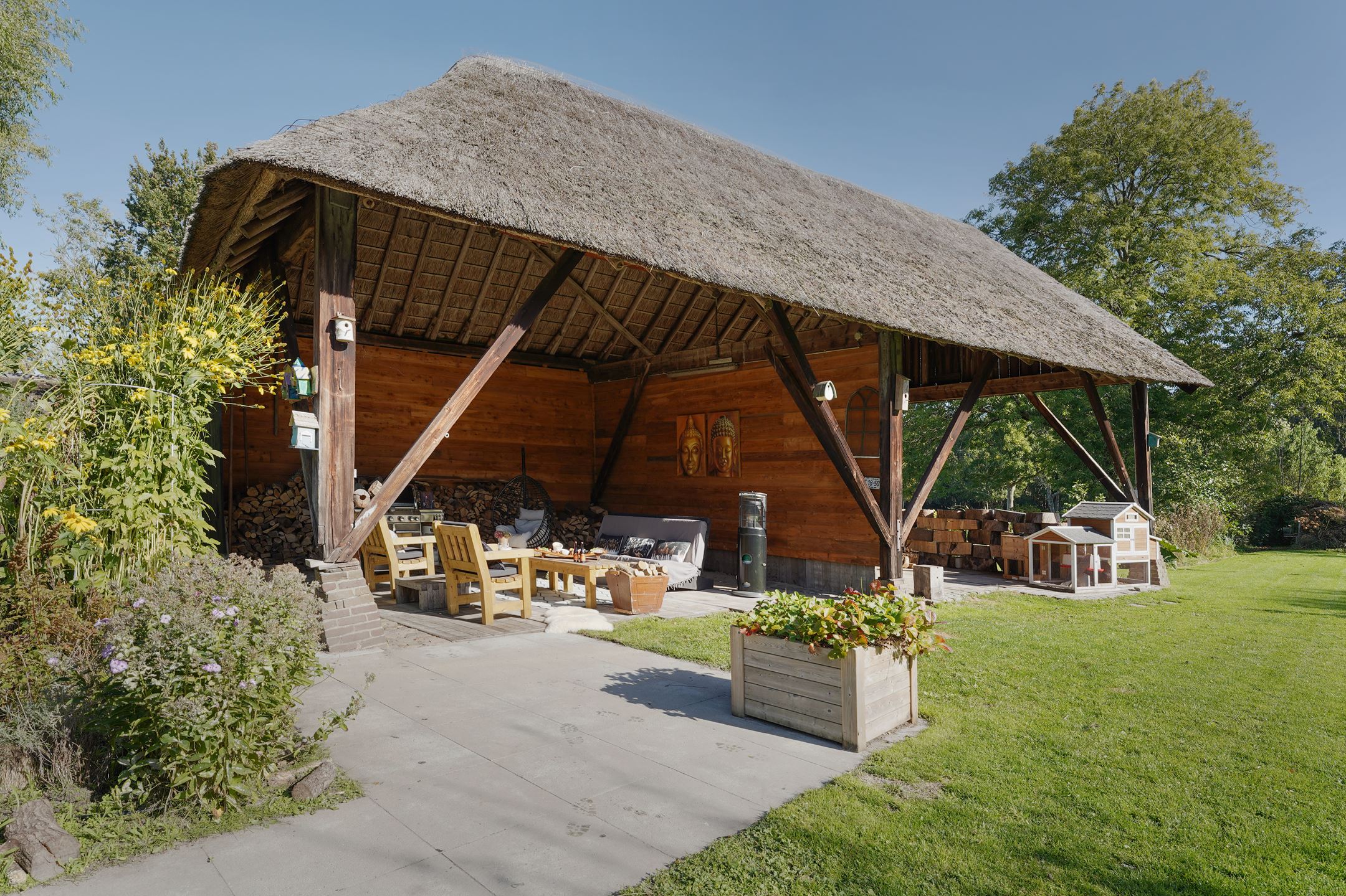 terrasse avec pergola bois et toit de chaume terrasse avec pergola bois et toit de chaume