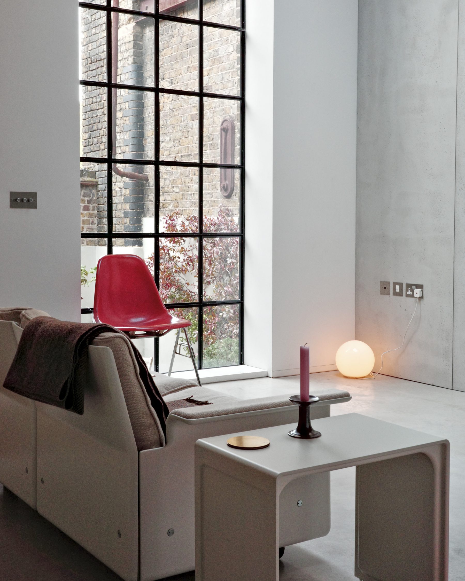 salon avec fenêtre verrière maison design à Londres