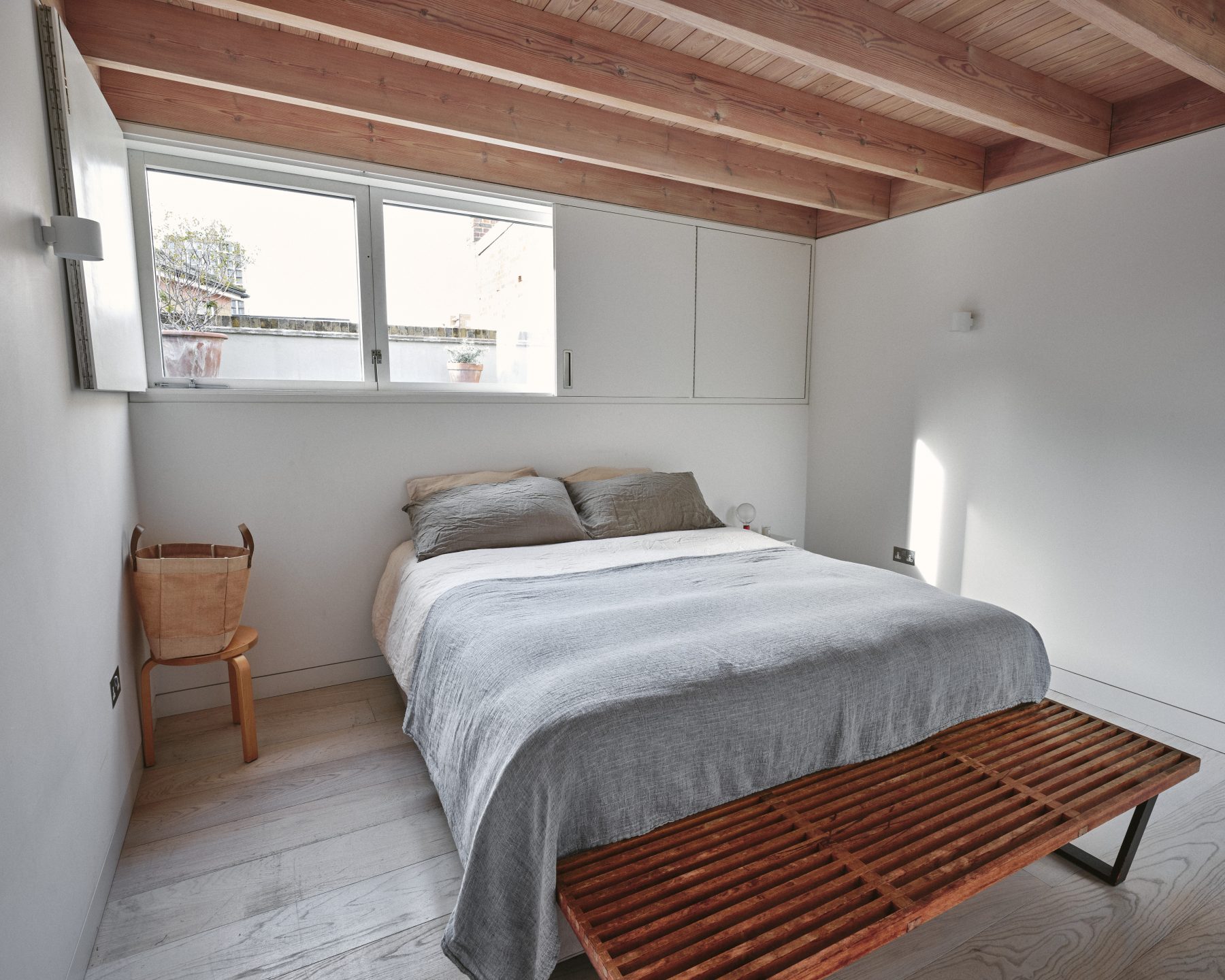 chambre avec plafond bois