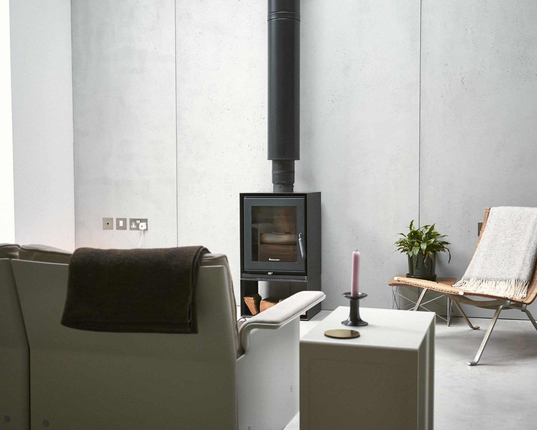salon avec poêle acier maison design à Londres