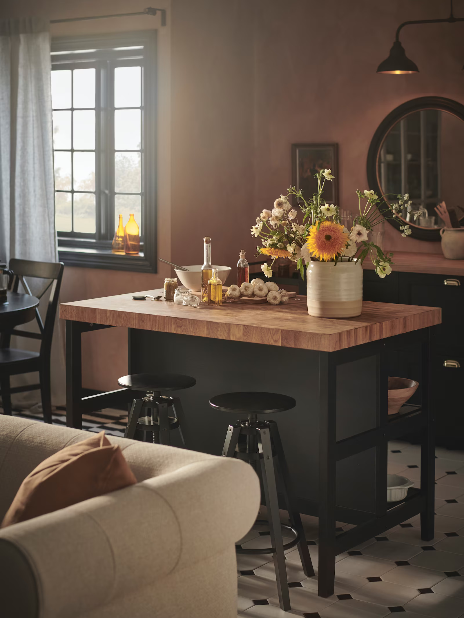 cuisine avec îlot noir et bois