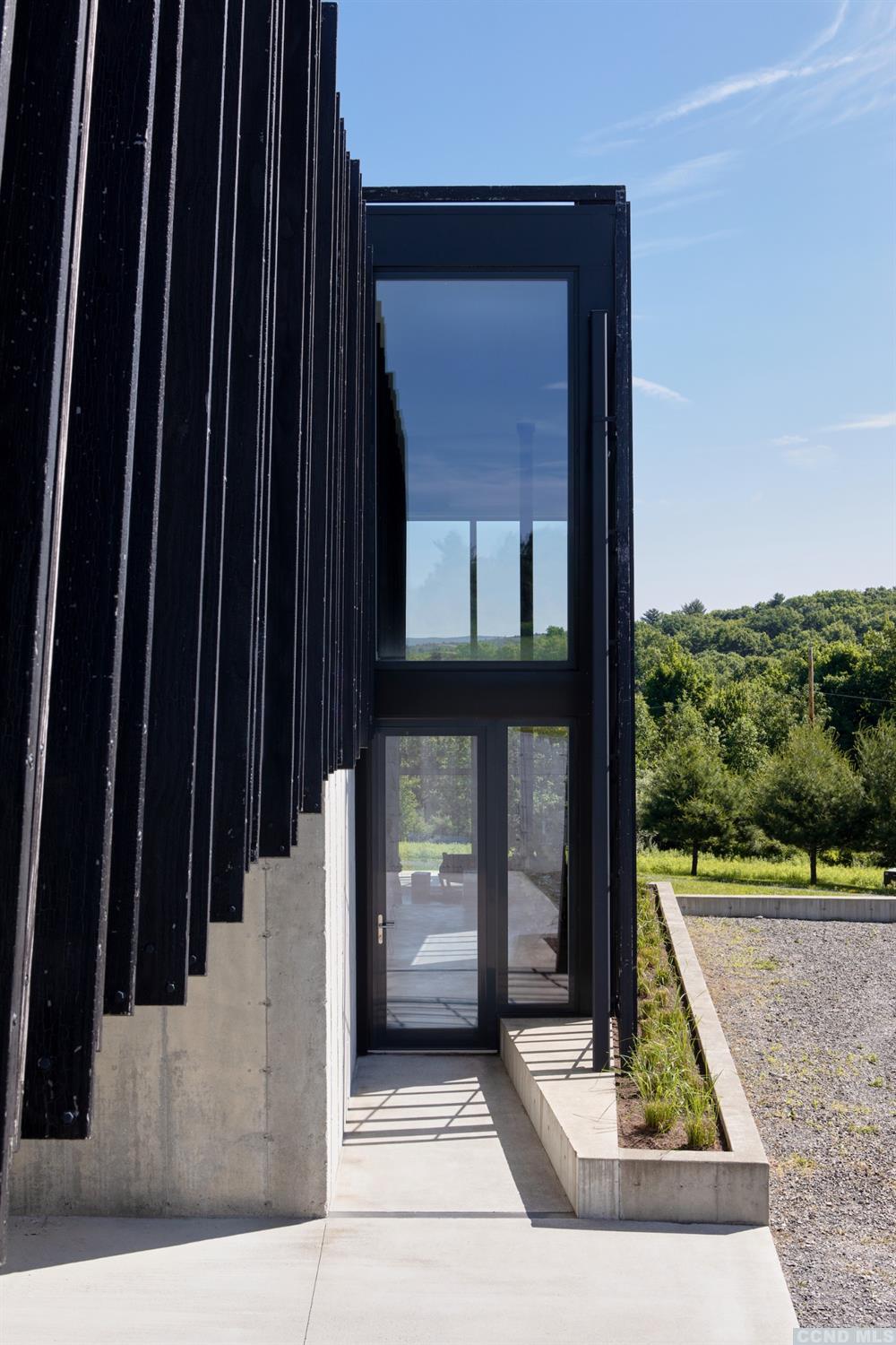 façade bois brûlé Sleeve House façade bois brûlé Sleeve House