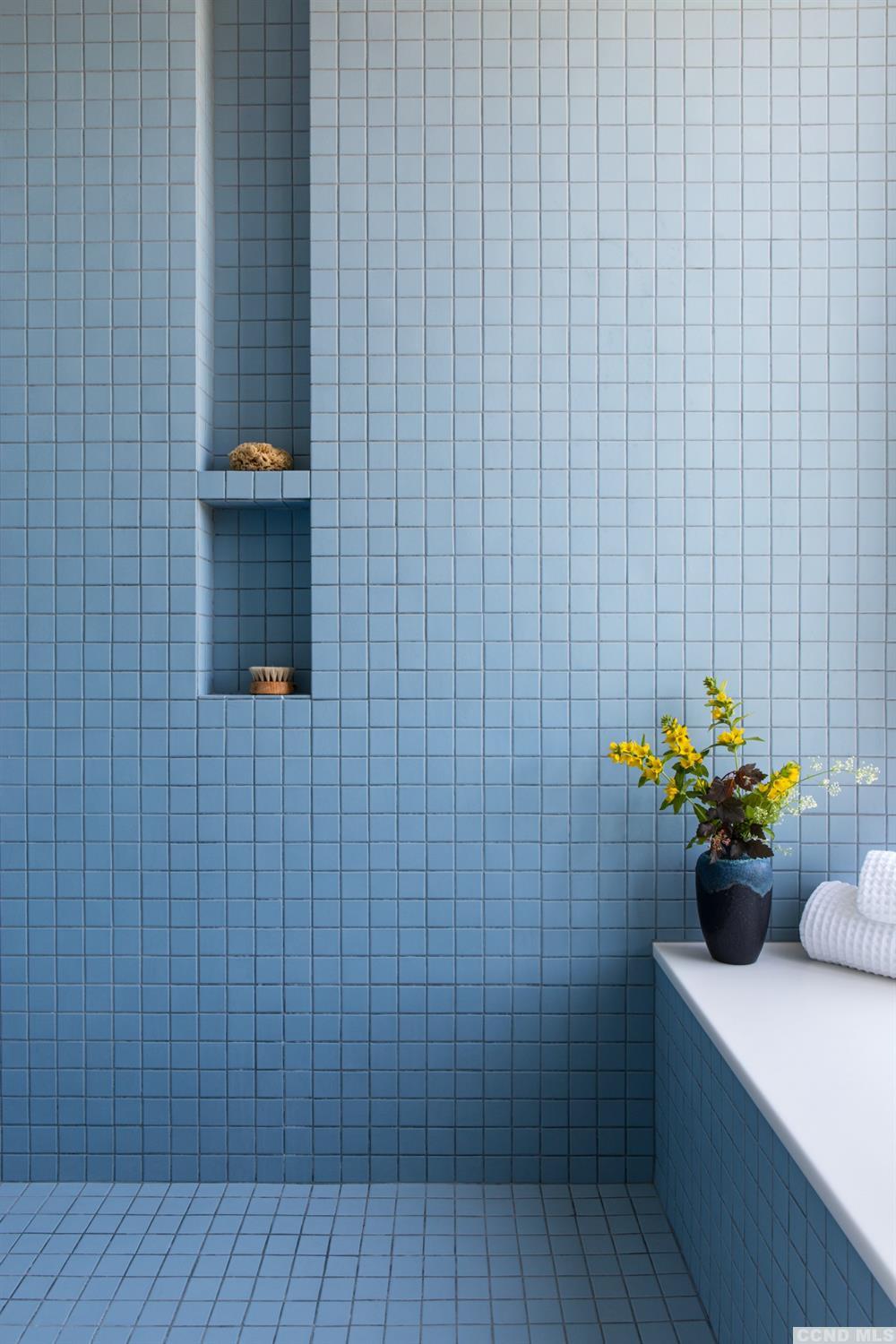 salle de bain carrelage bleu décoration design Sleeve House salle de bain carrelage bleu décoration design Sleeve House