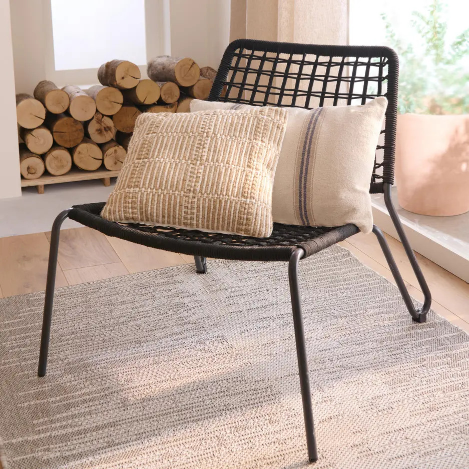 fauteuil noir dans salon