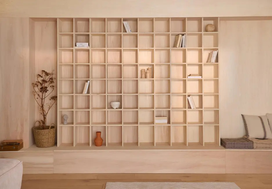 salon décoration design avec bibliothèque bois clair