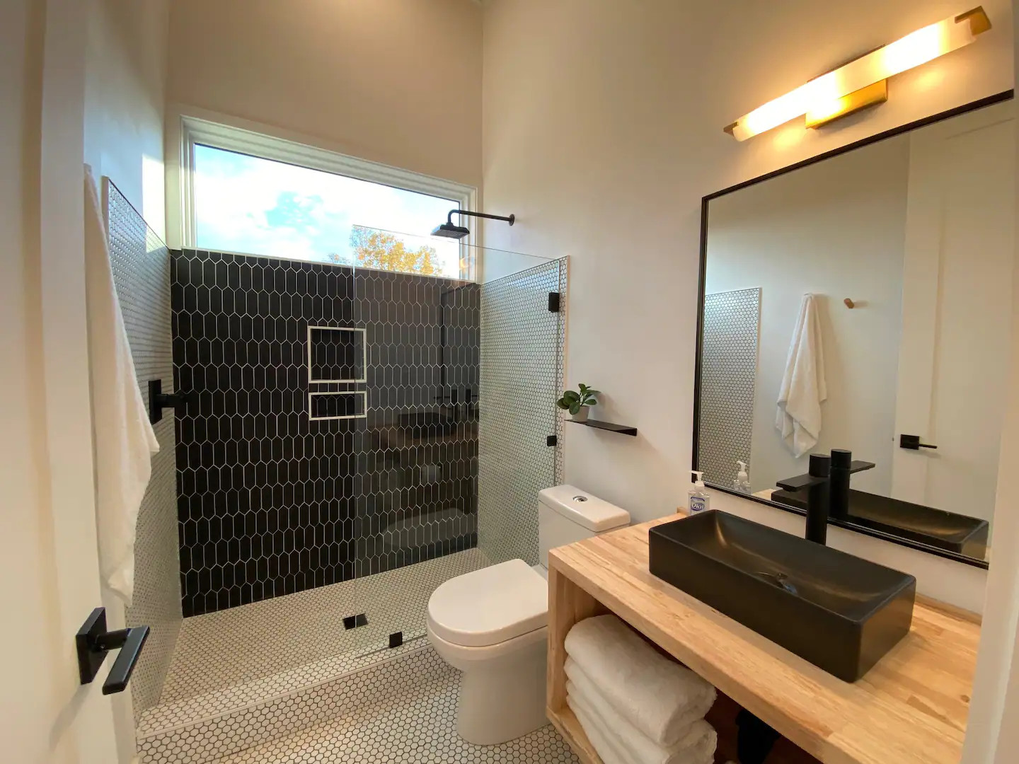 salle de bain blanche et noire