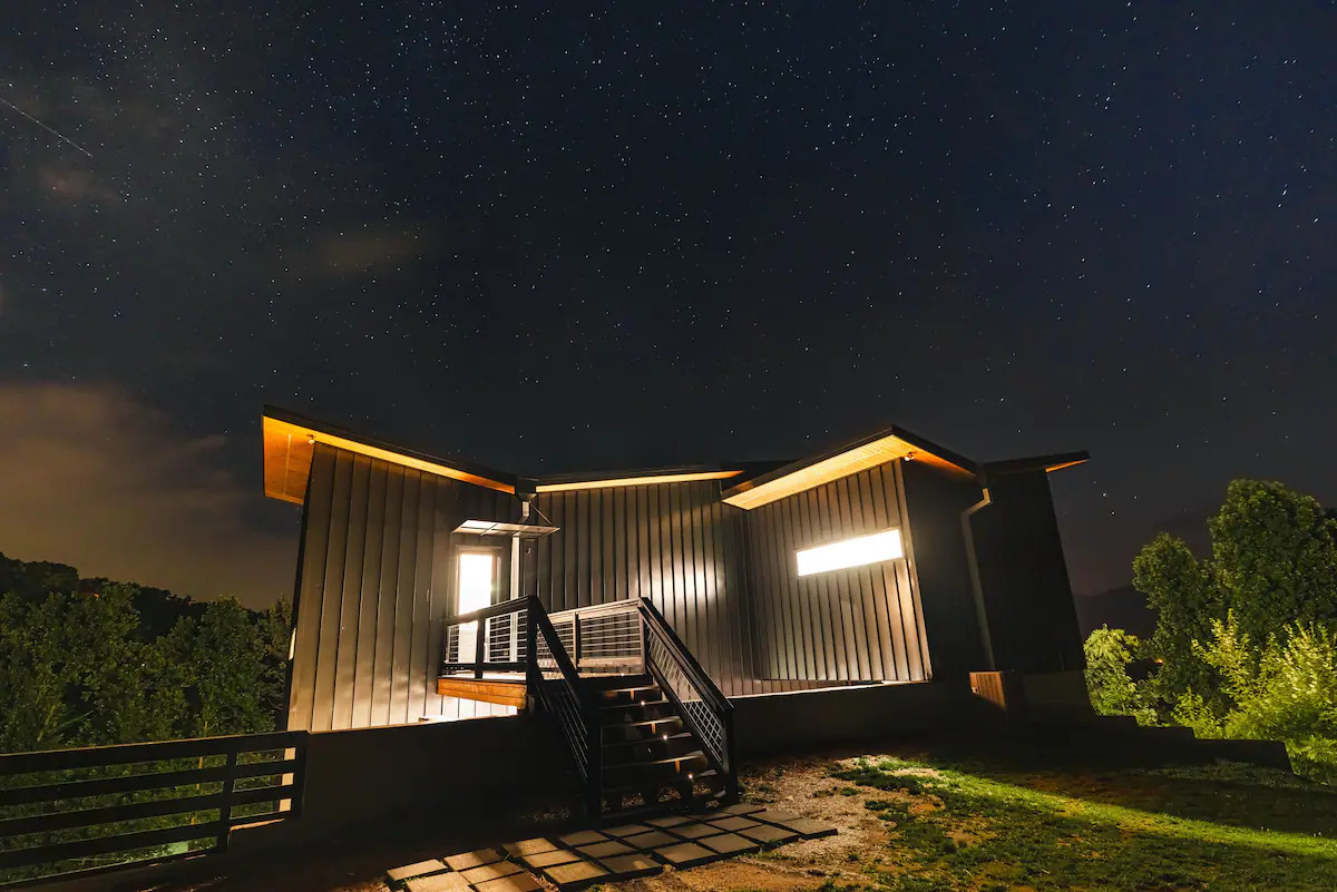 maison en bois noir