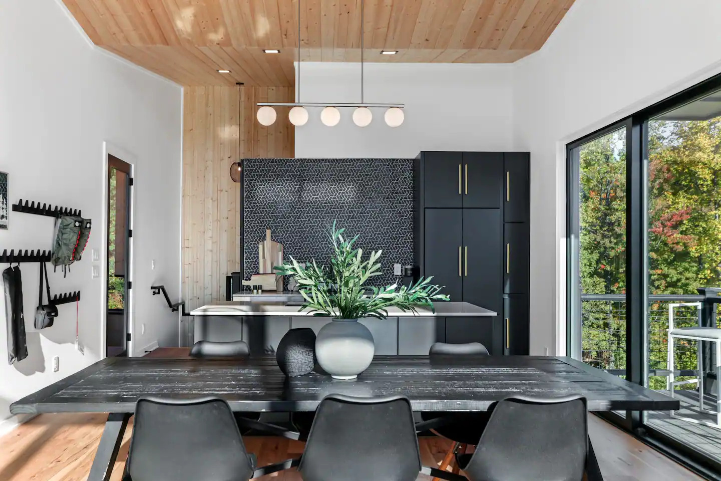 cuisine et salle à manger noires et design