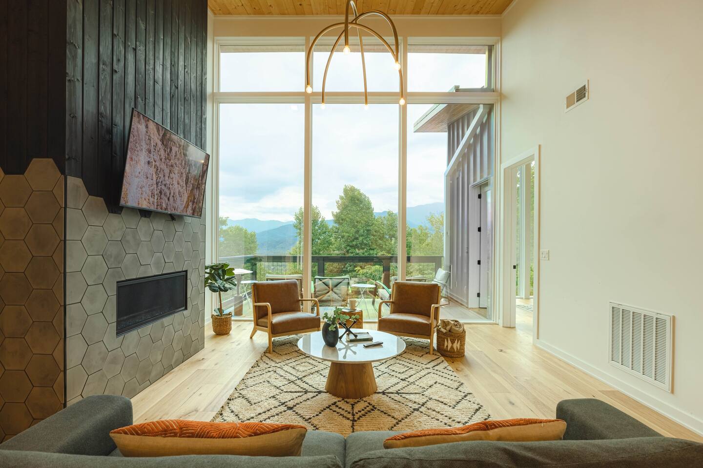 salon avec baies vitrées maison contemporaine