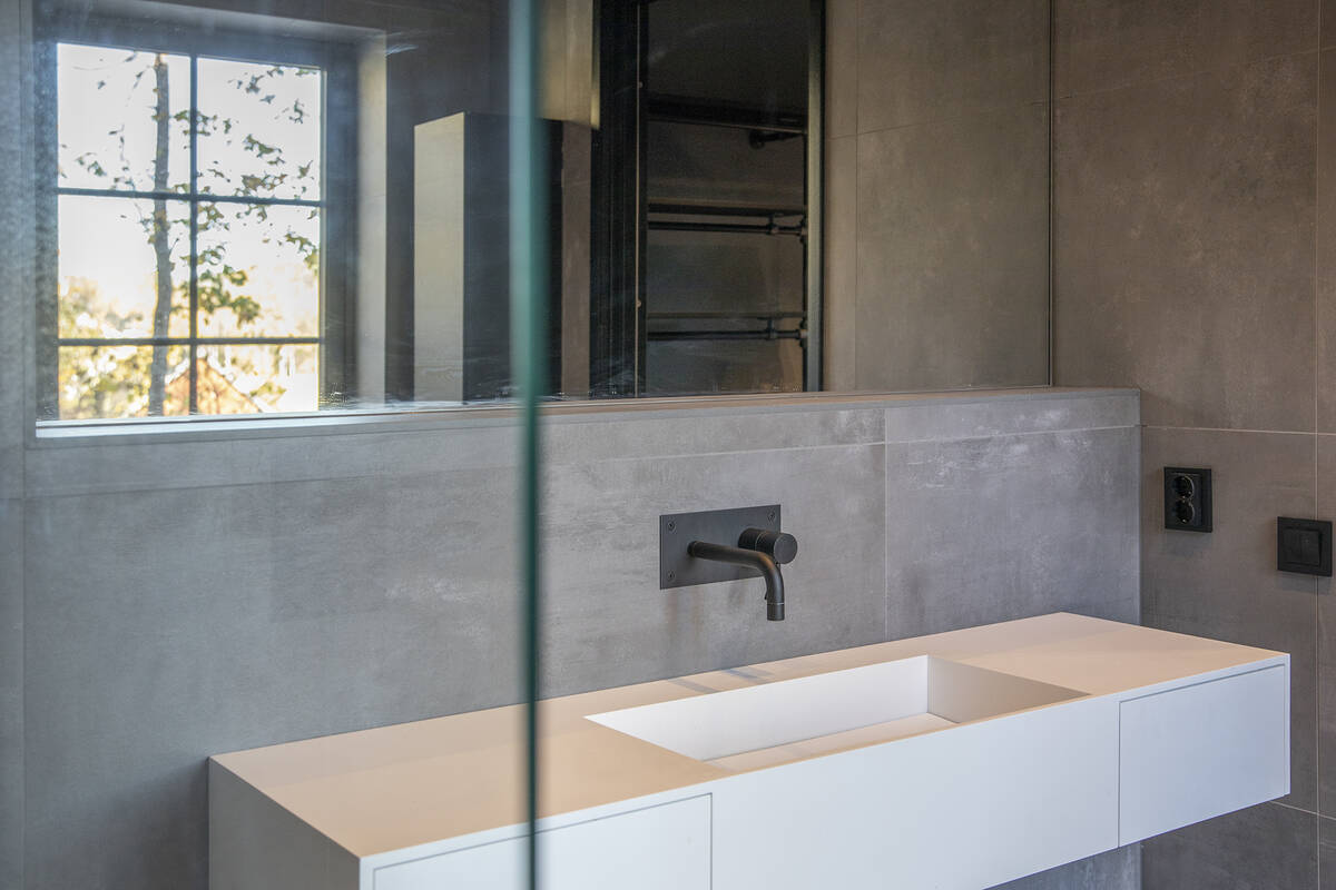 salle de bain design grise