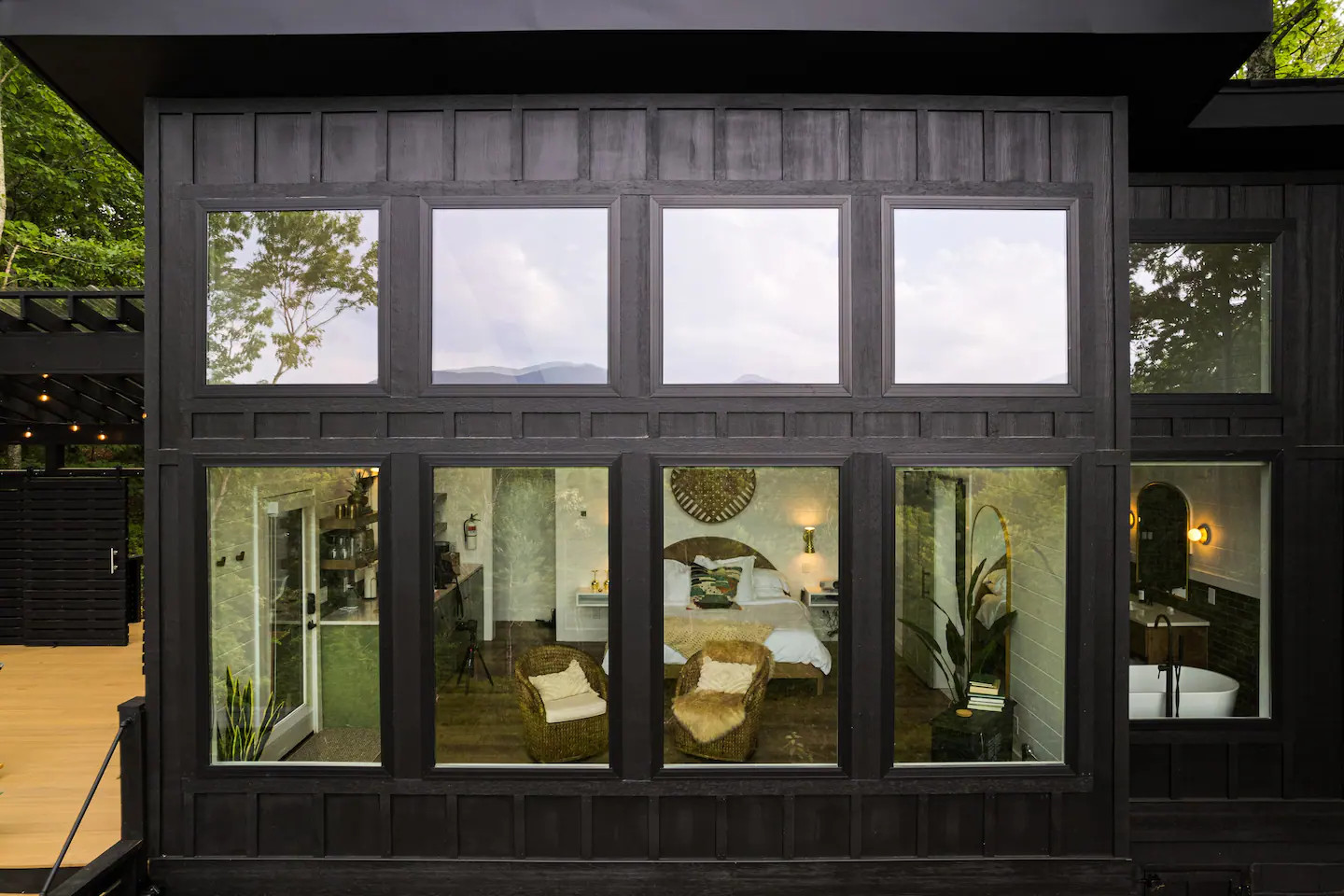 petite maison loft en bois noir