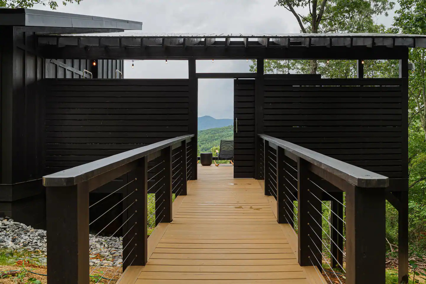 façade arrière maison en bois noir