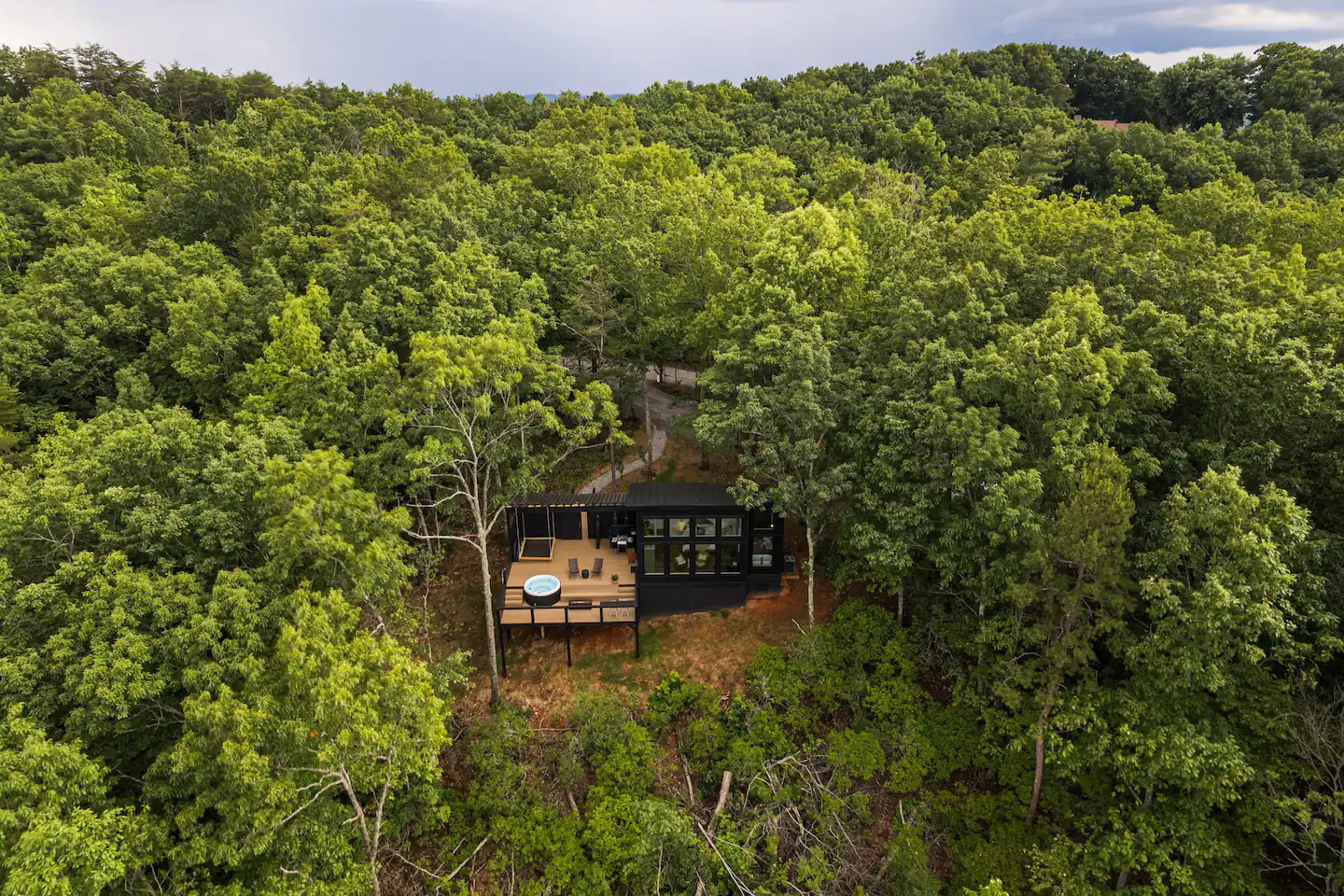 petite maison loft en bois noir
