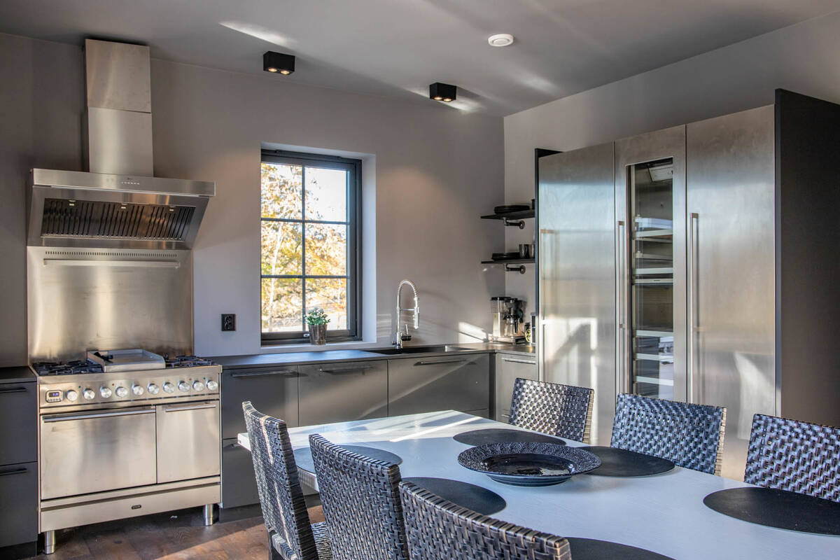 cuisine inox dans maison en bois
