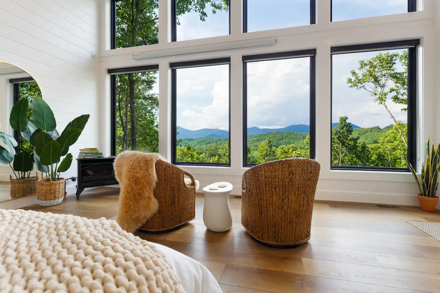 chambre avec grandes baies vitrées