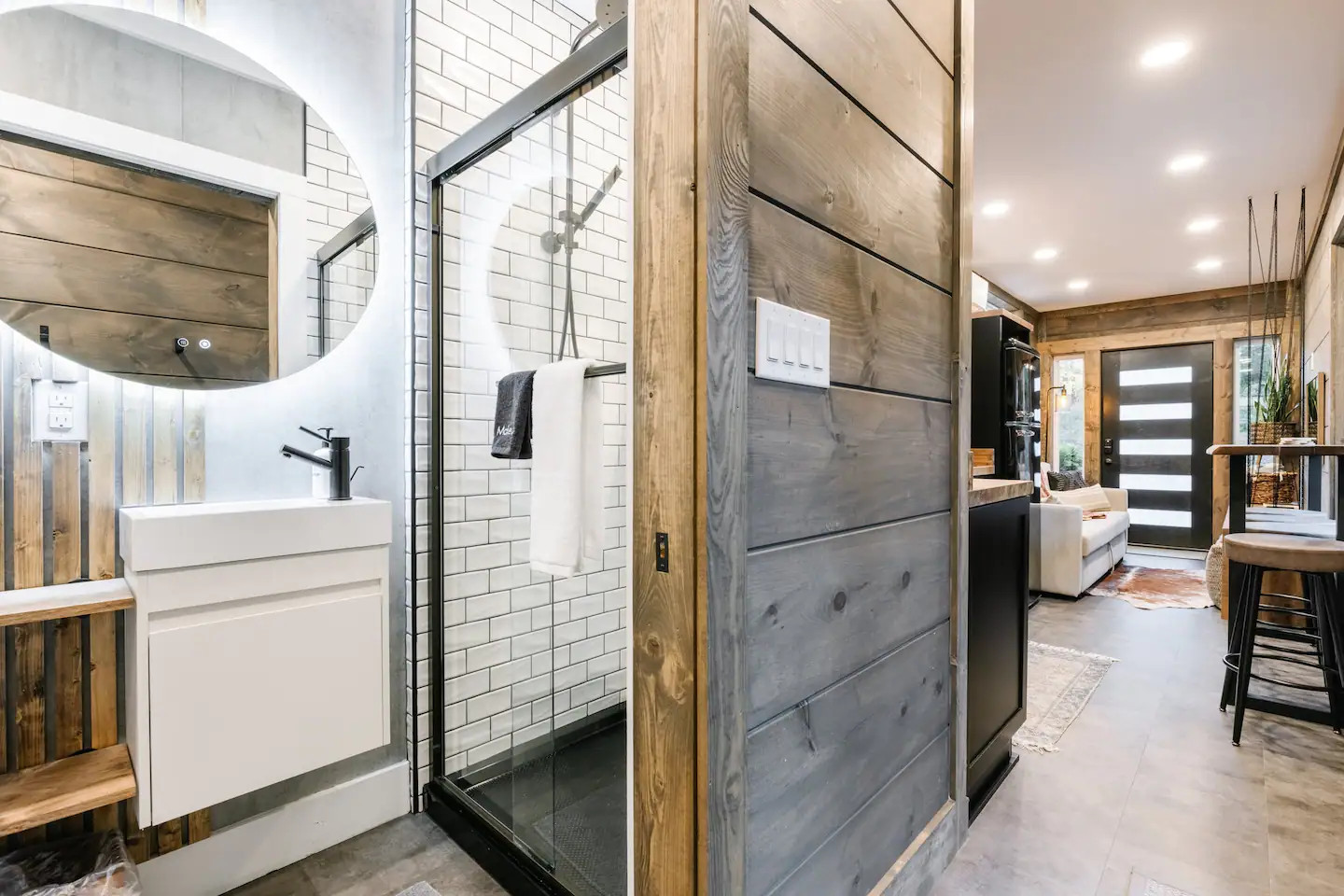 salle de bain blanc et bois