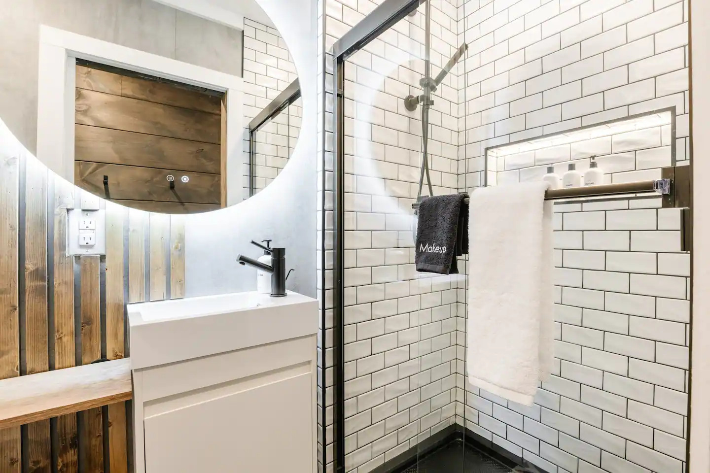 salle de bain blanc et bois