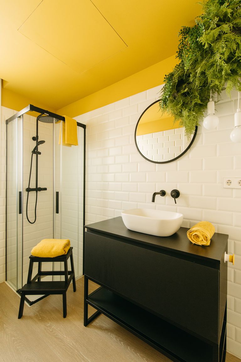 salle de bain noire et jaune salle de bain noire et jaune