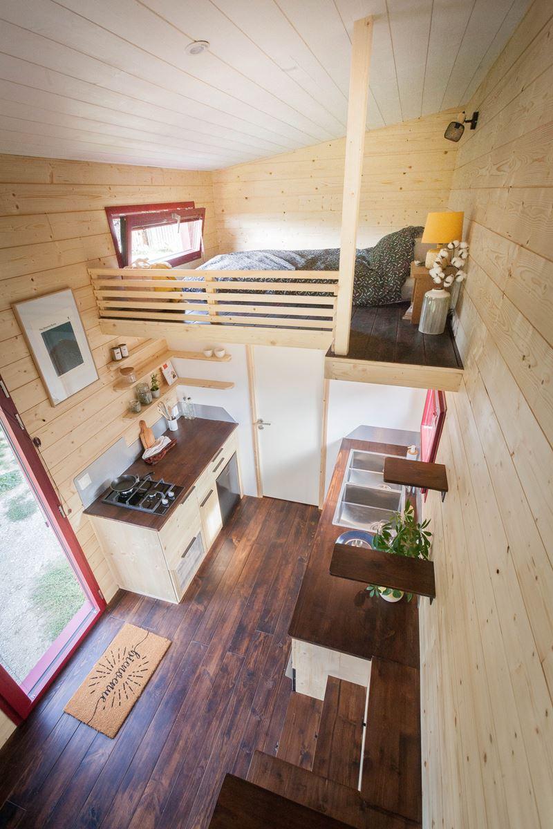 salon avec mezzanine tiny house française Plume salon avec mezzanine tiny house française Plume