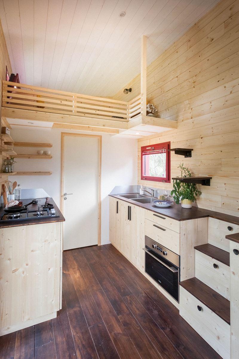 cuisine avec mezzanine tiny house française Plume cuisine avec mezzanine tiny house française Plume