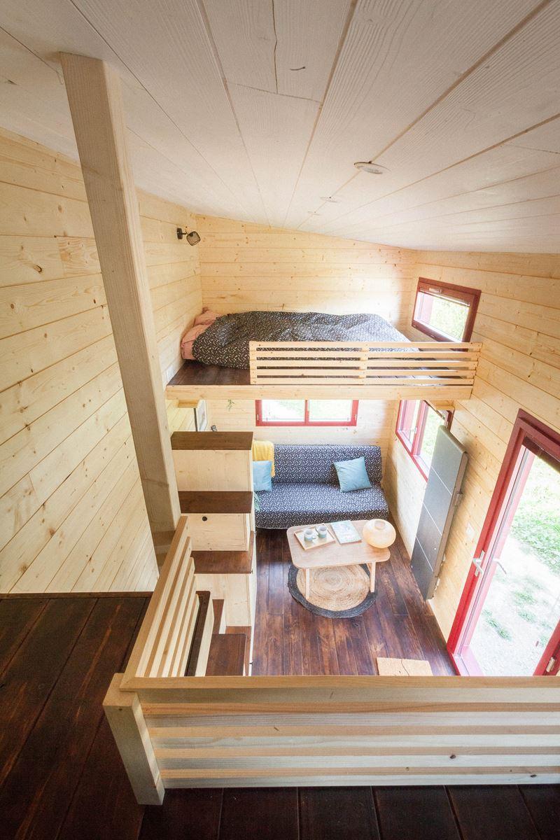 salon avec mezzanine tiny house française Plume salon avec mezzanine tiny house française Plume