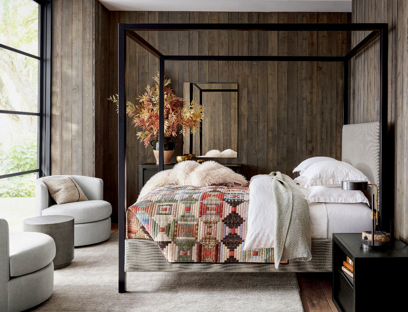 chambre avec lit baldaquin
