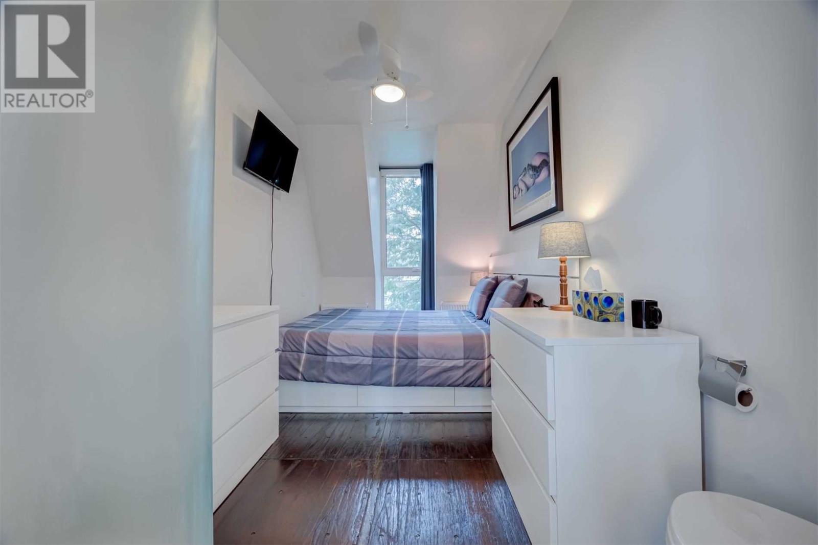 chambre étroite avec lit double chambre étroite avec lit double