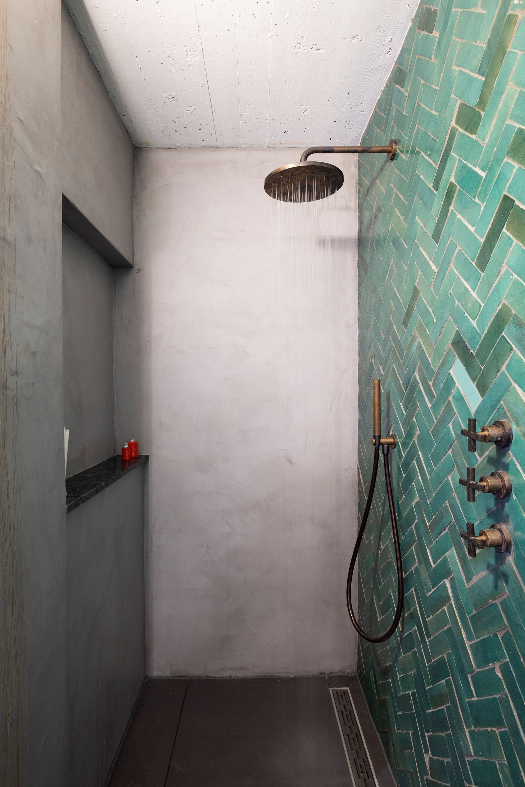 douche béton et carrelage vert