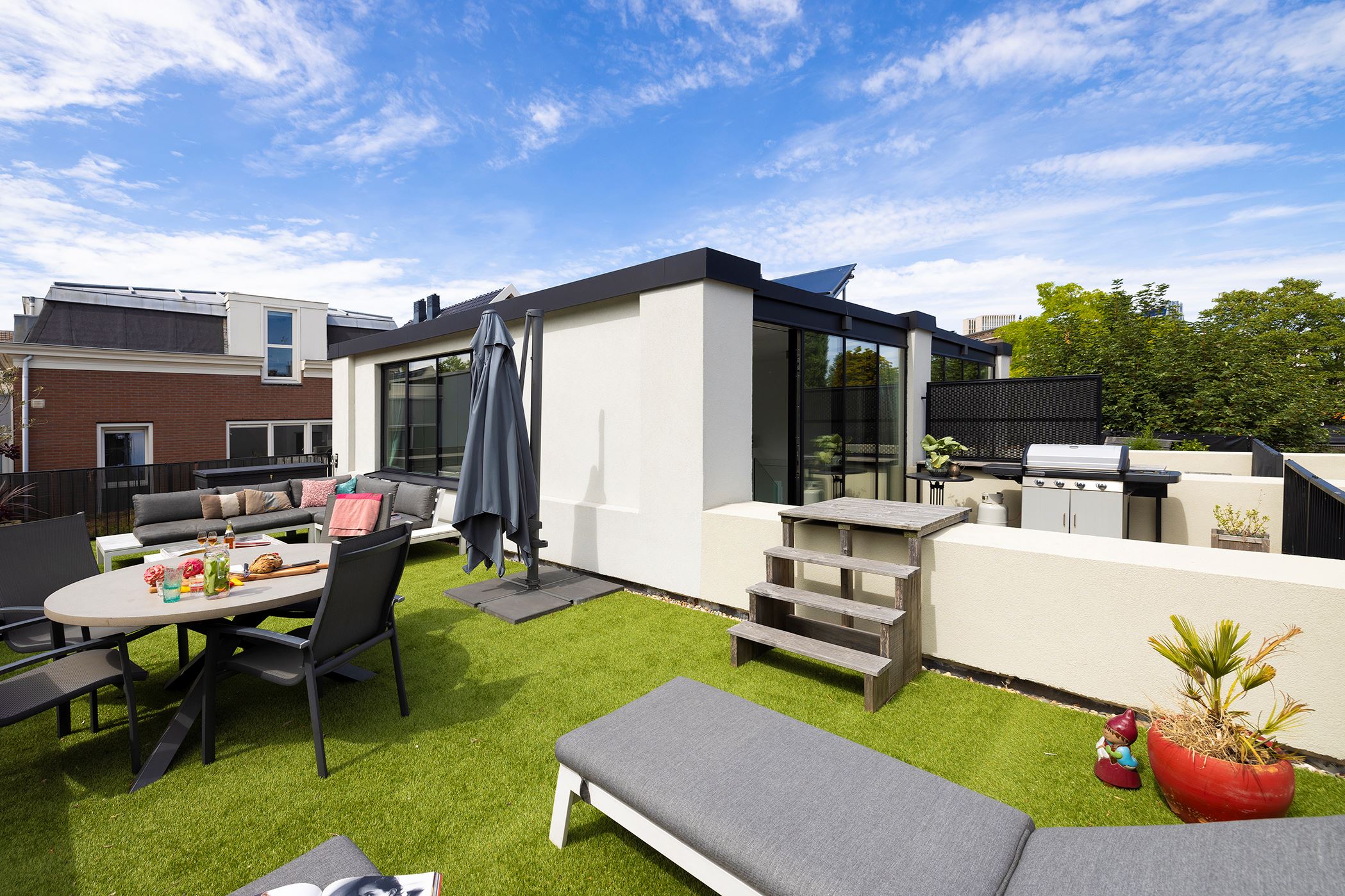 terrasse sur le toit avec faux gazon