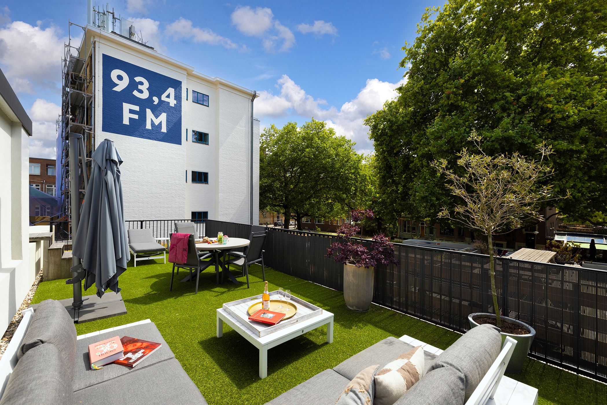 terrasse sur le toit avec faux gazon