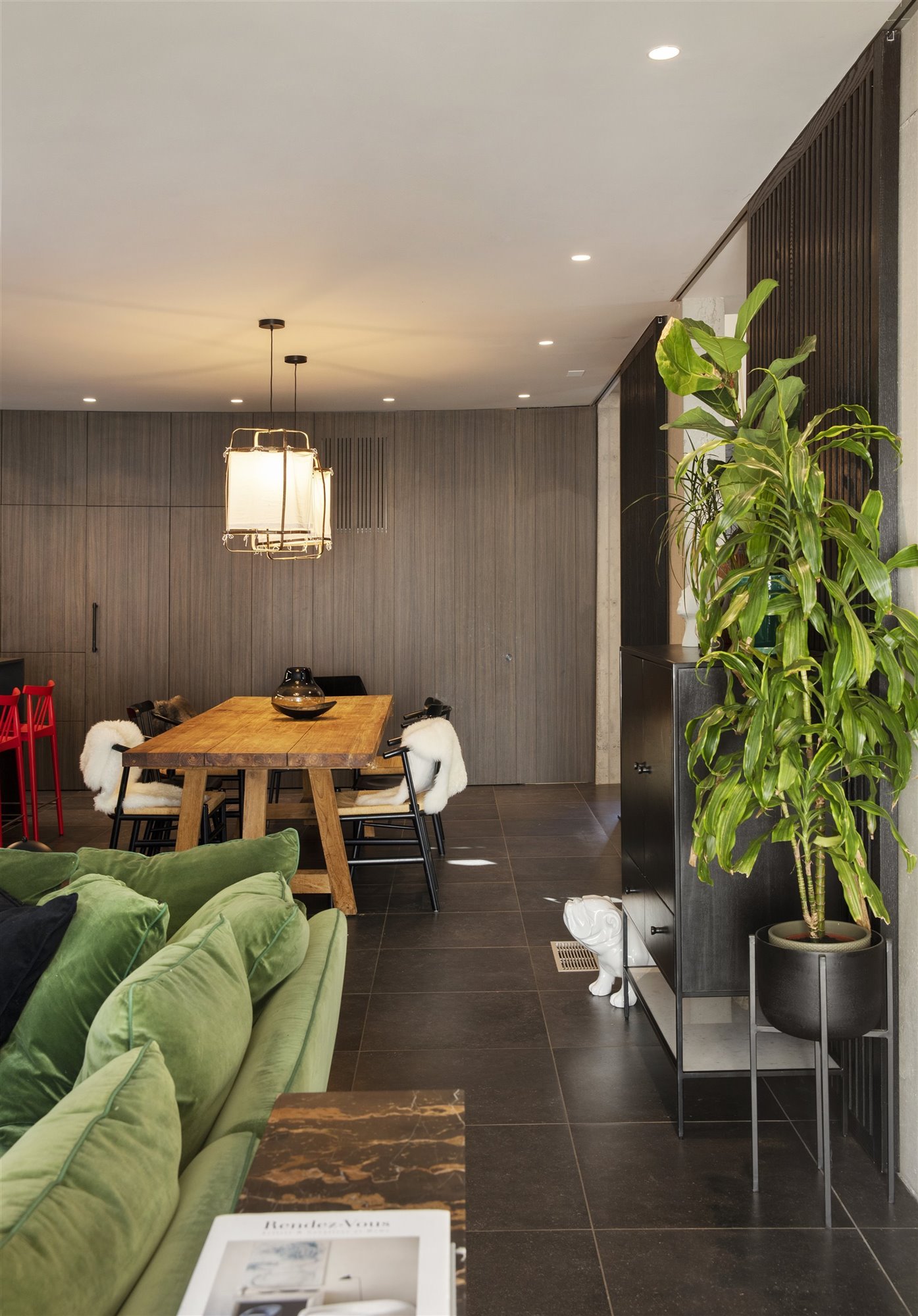 salon avec canapé vert en velours
