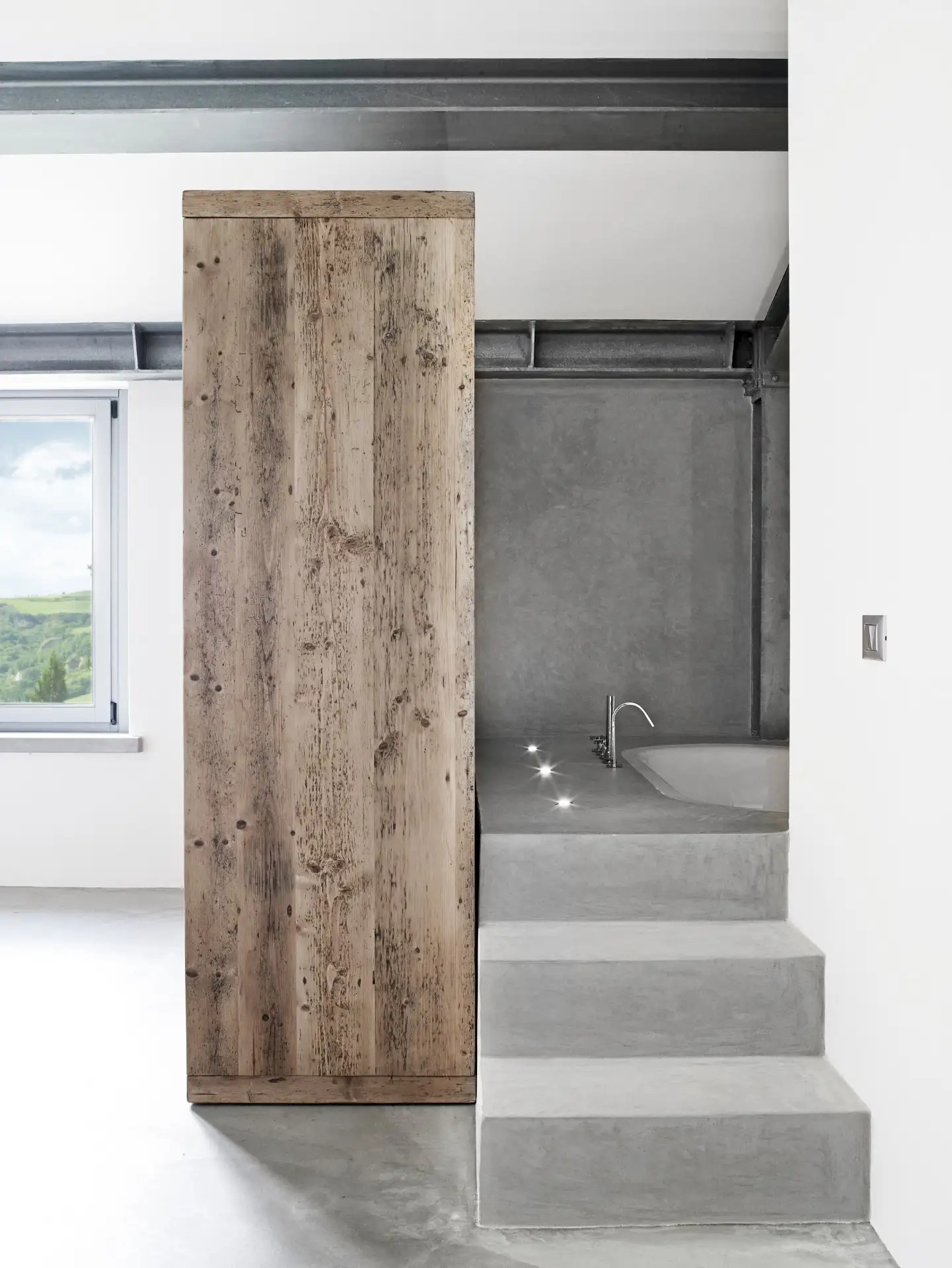 salle de bain grise et bois maison en pierres Italie Villa Vergelle salle de bain grise et bois maison en pierres Italie Villa Vergelle