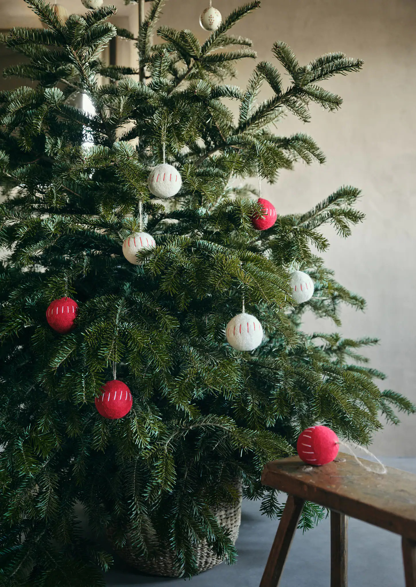 sapin avec boules blanches et rouges