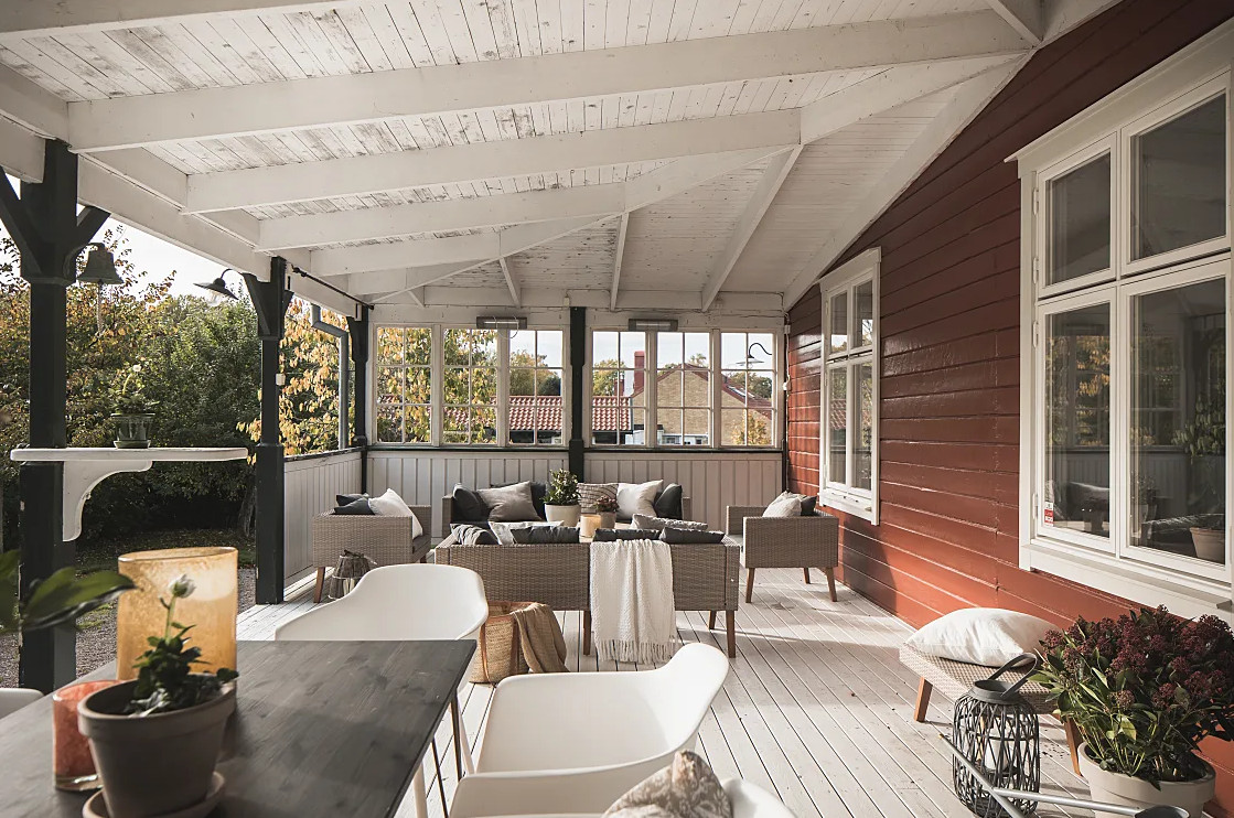 terrasse abritée maison en bois rouge rénovée terrasse abritée maison en bois rouge rénovée