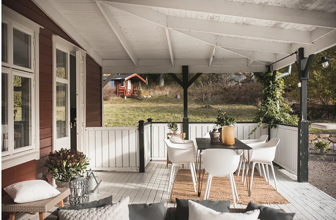 terrasse abritée maison en bois rouge rénovée terrasse abritée maison en bois rouge rénovée