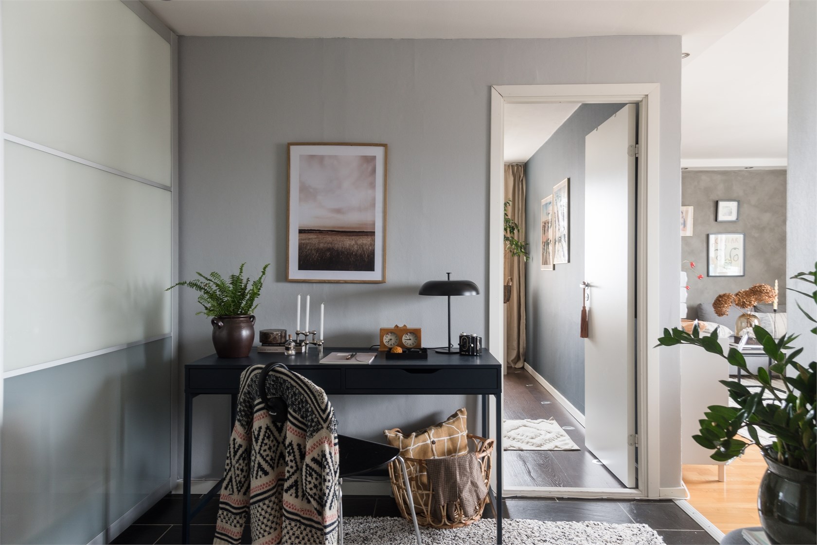 entrée avec bureau décoration grise