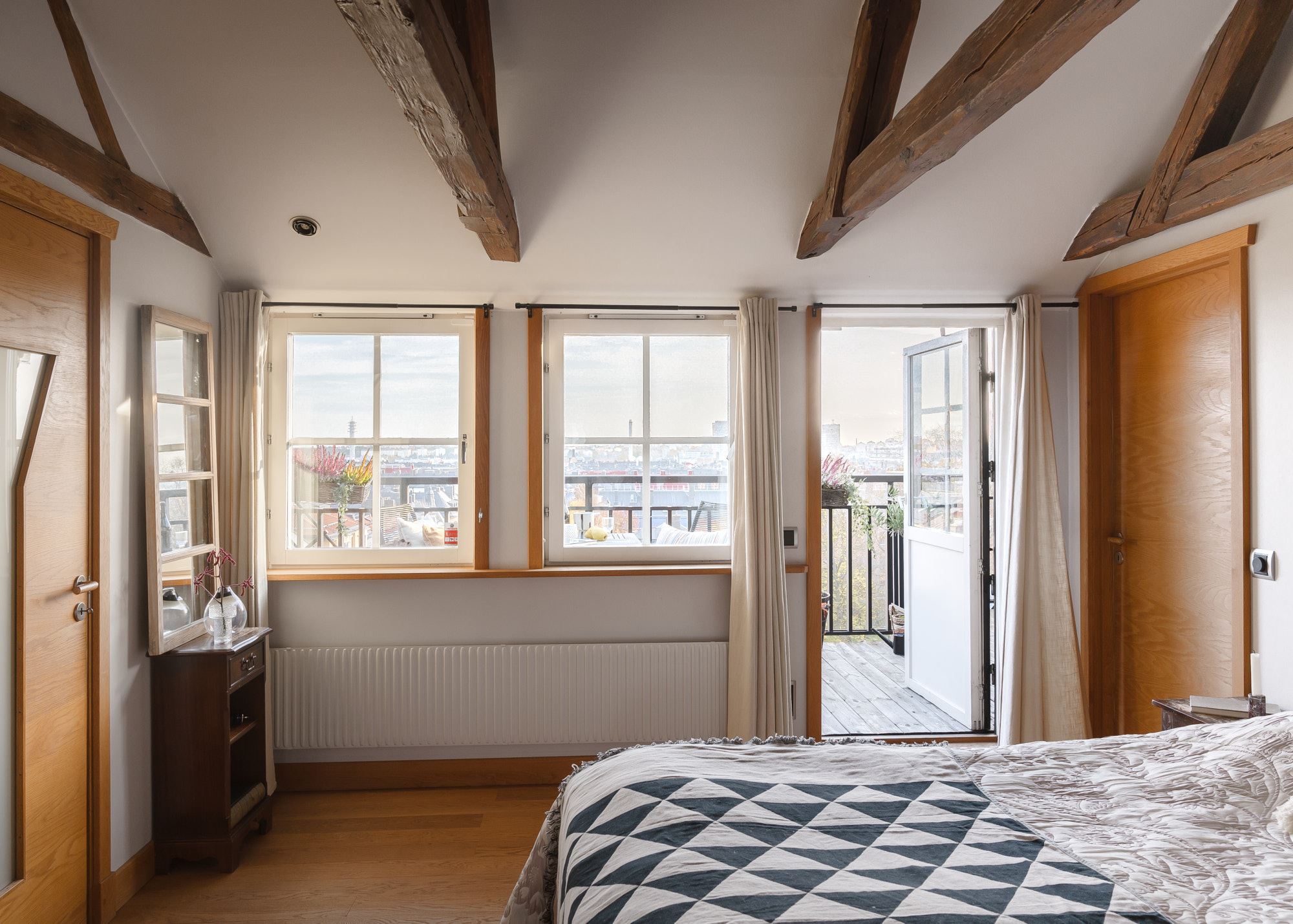 chambre avec poutres et terrasse chambre avec poutres et terrasse