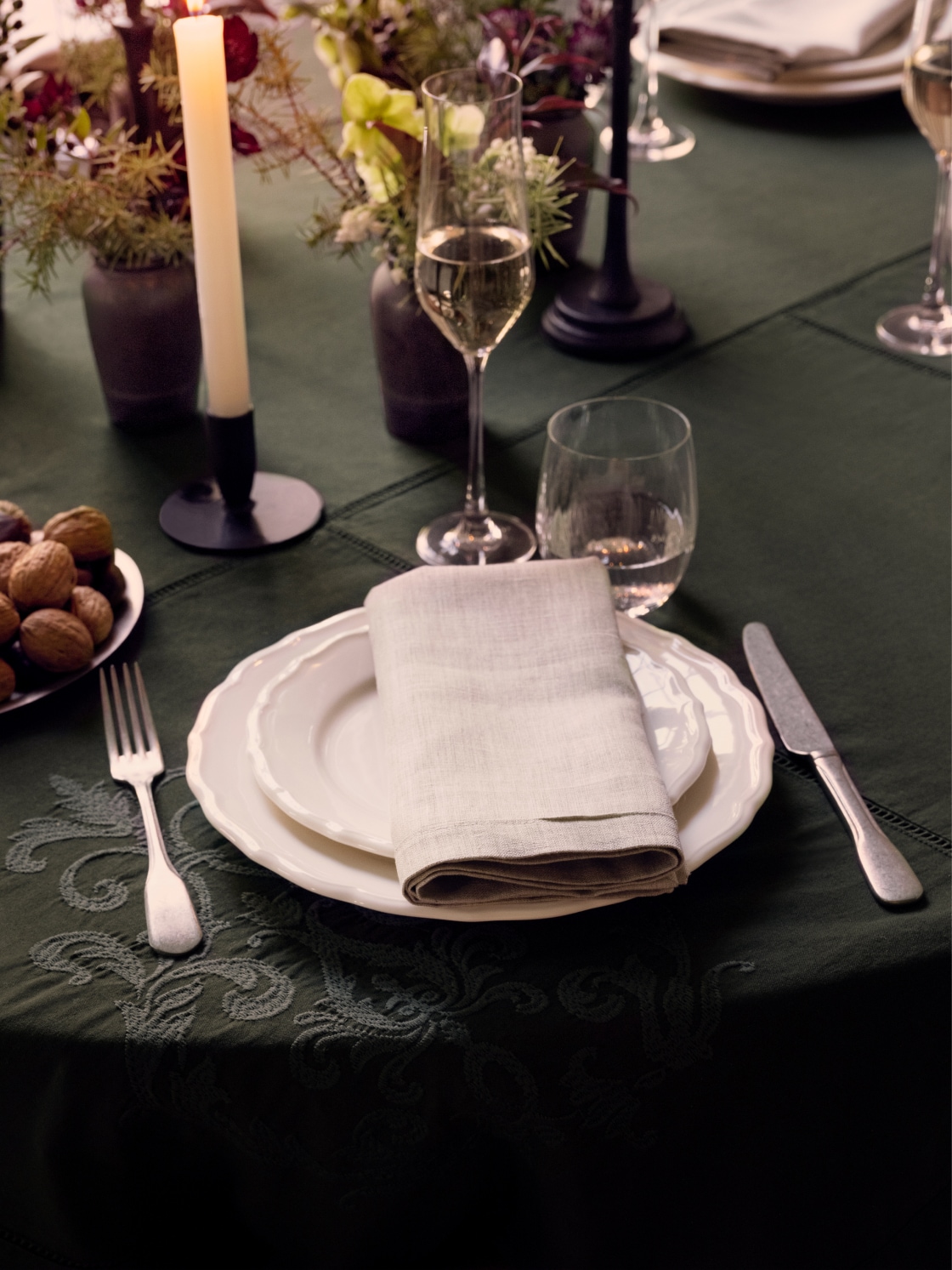 table avec nappe verte table avec nappe verte