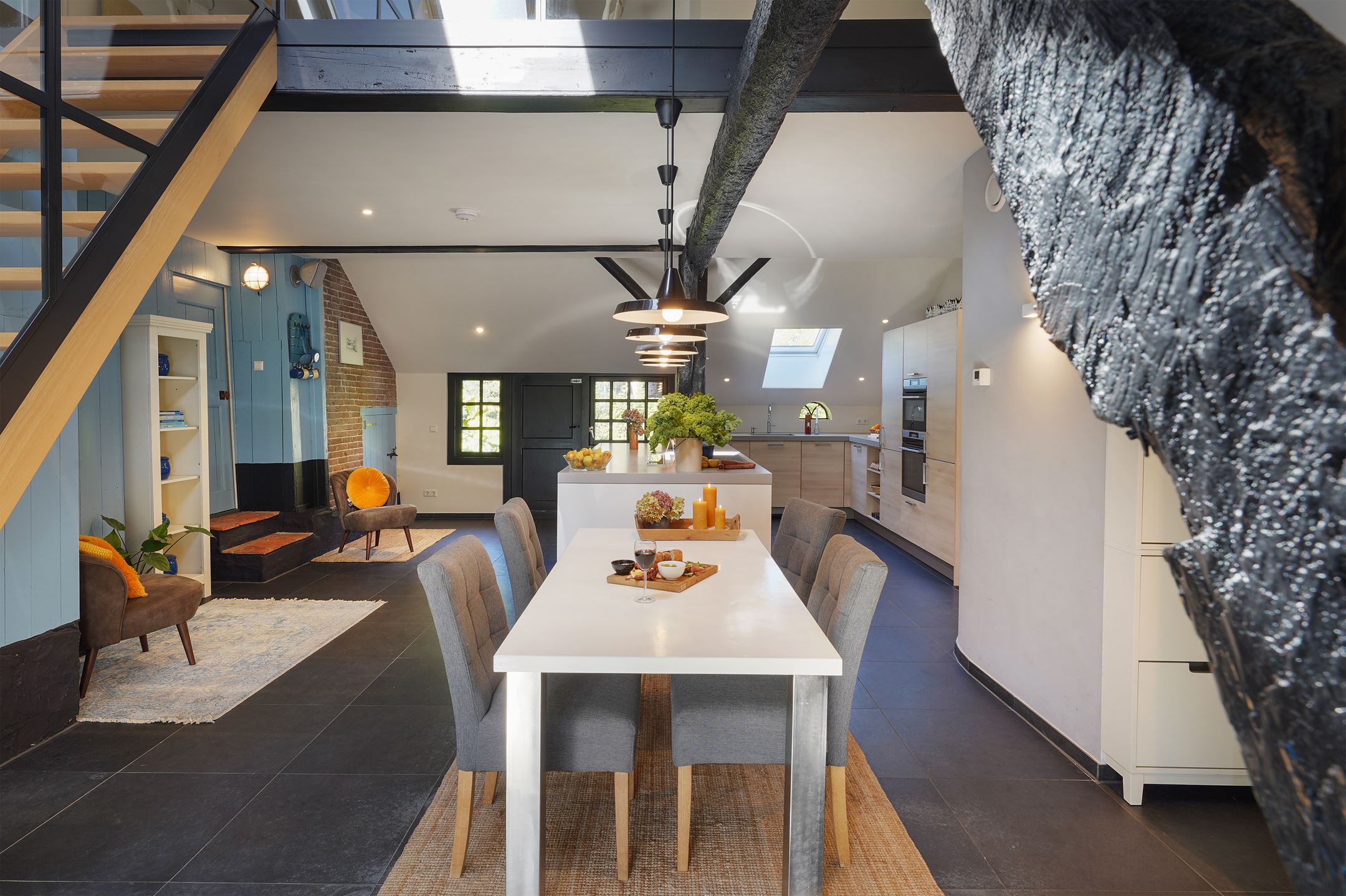 salle à manger et cuisine maison rénovée avec poutres salle à manger et cuisine maison rénovée avec poutres