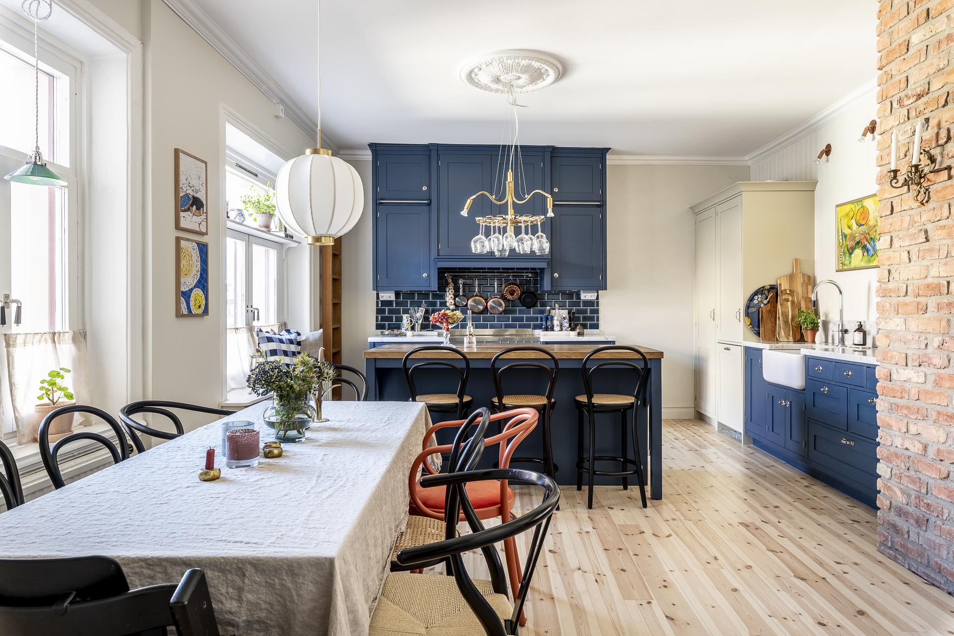 cuisine bleue avec briques décoration scandinave